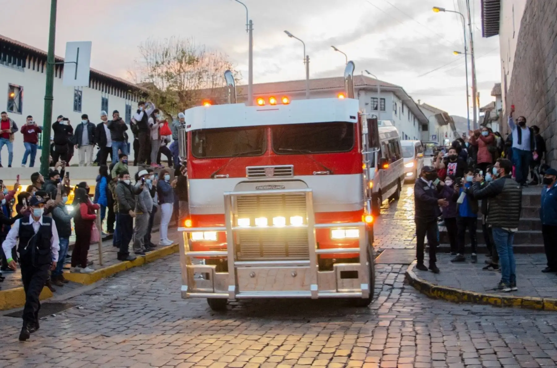 La grabación de la película “Transformers: el despertar de las bestias”, continúa en Cusco. Cuando se pensaba que los vehículos ya habían abandonado esta ciudad, el día de ayer se les volvió a ver y desplazarse, camuflados, con dirección al Valle Sagrado de Los Incas. ANDINA/Percy Hurtado SantillánANDINA/Difusión