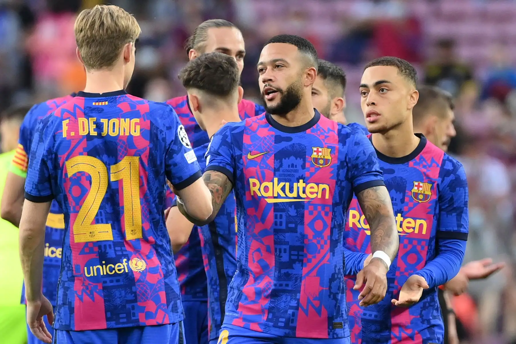 El delantero holandés del Barcelona Memphis Depay (R) y el mediocampista holandés del Barcelona Frenkie De Jong se dan la mano antes del partido de fútbol del Grupo E de la Liga de Campeones de la UEFA entre el FC Barcelona y el Dynamo de Kiev en el estadio Camp Nou de Barcelona. Foto: AFP