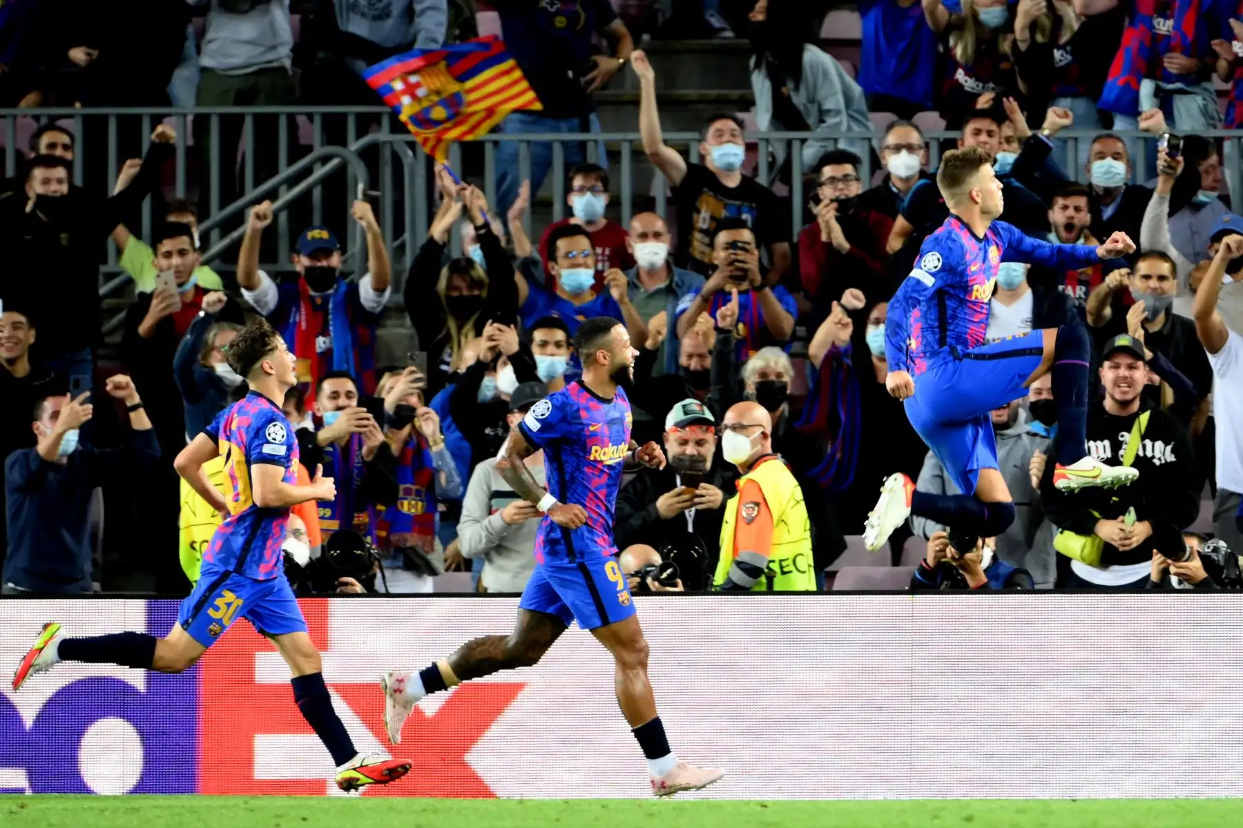 El defensor español del Barcelona Gerard Piqué, celebra tras marcar un gol durante el partido de fútbol del Grupo E de la Liga de Campeones de la UEFA entre el FC Barcelona y el Dynamo de Kiev en el estadio Camp Nou de Barcelona. Foto: AFP