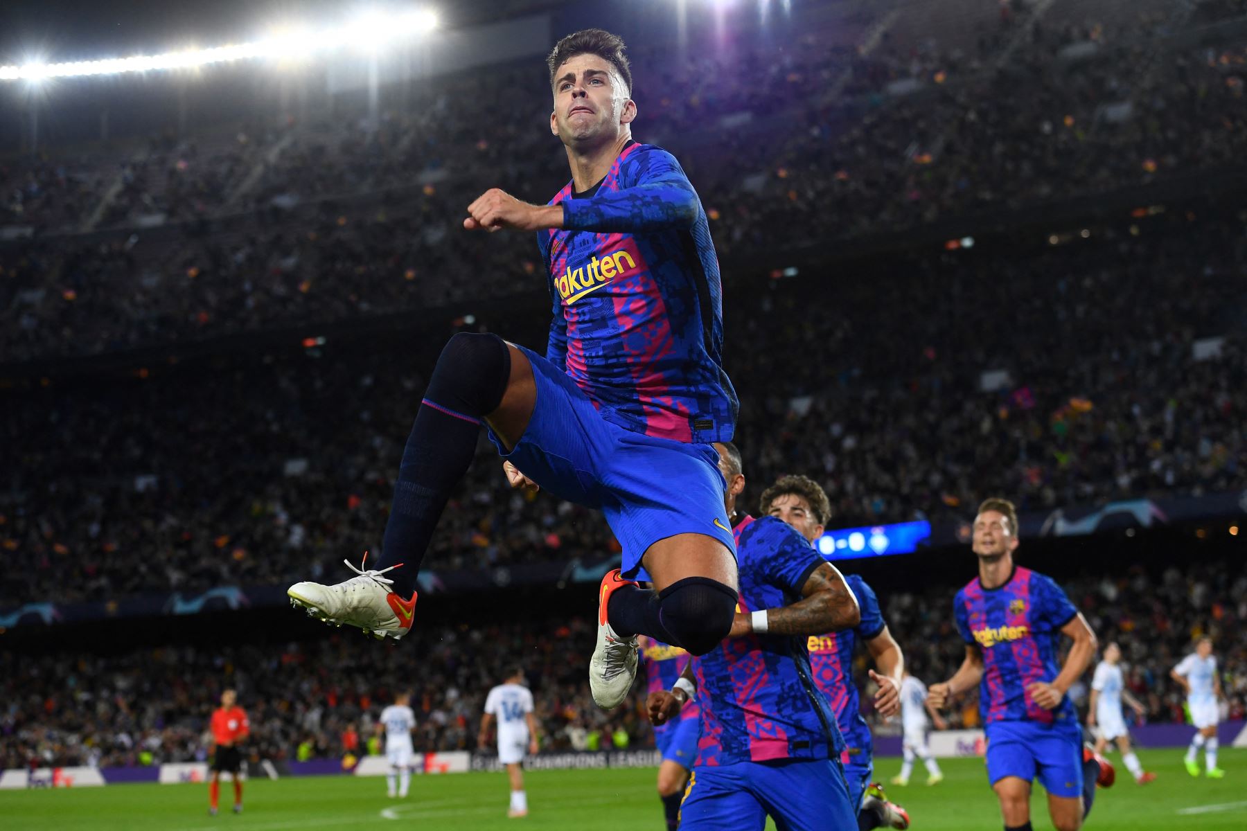 El defensor español del Barcelona Gerard Piqué, celebra tras marcar un gol durante el partido de fútbol del Grupo E de la Liga de Campeones de la UEFA entre el FC Barcelona y el Dynamo de Kiev en el estadio Camp Nou de Barcelona. Foto: AFP