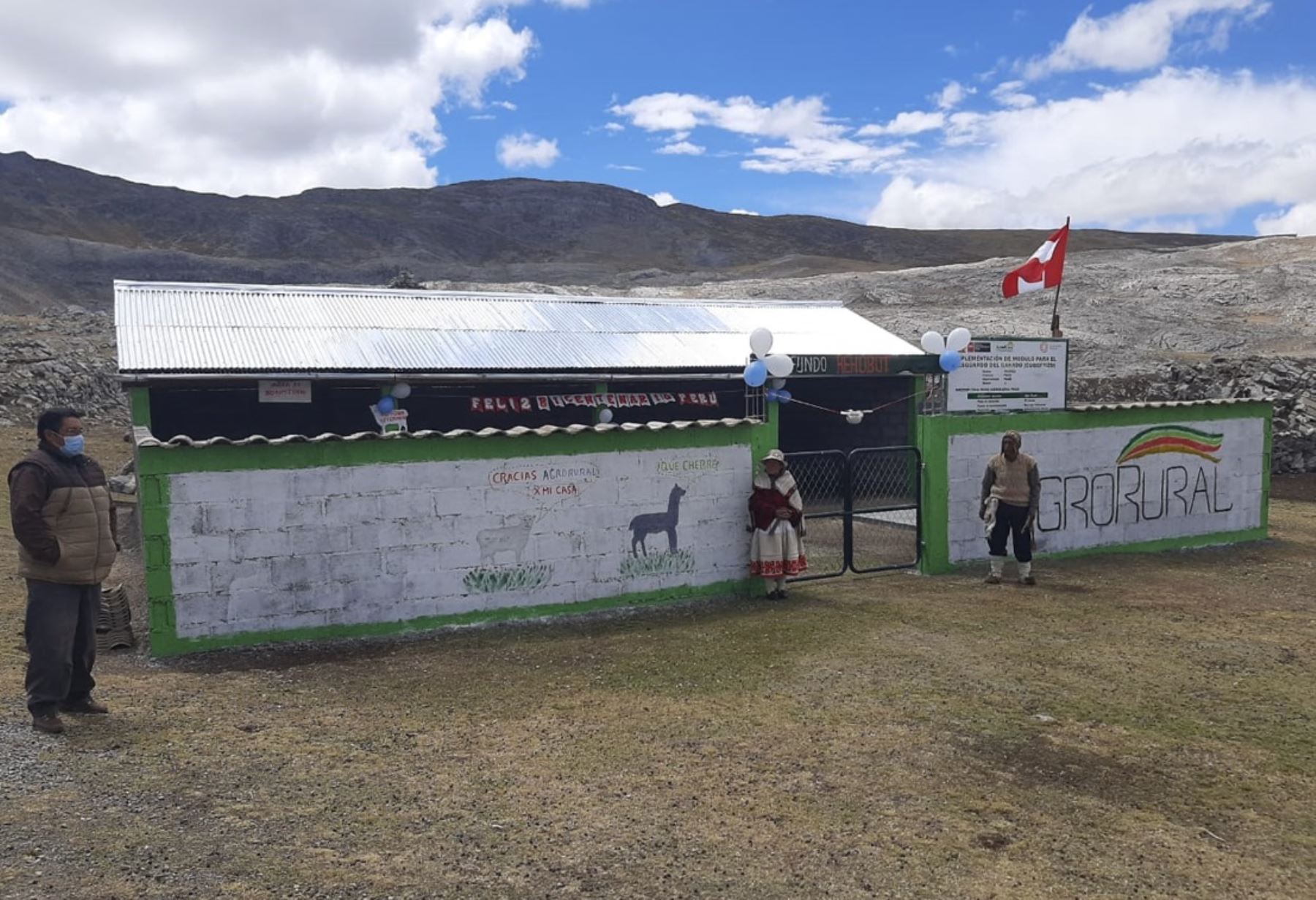 Pasco: Midagri entrega 80 cobertizos que protegerán a 8,000 cabezas de ganado