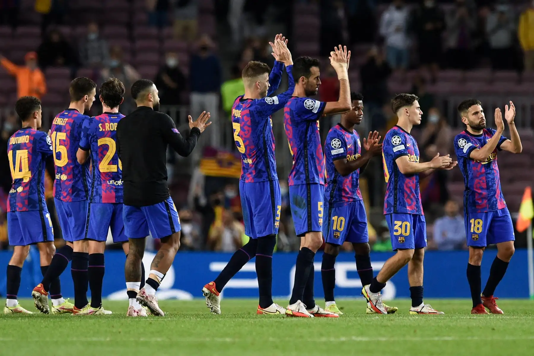 Celebración de los jugadores del Barcelona. depués del partido de fútbol del Grupo E de la Liga de Campeones de la UEFA entre el FC Barcelona y el Dynamo de Kiev en el estadio Camp Nou de Barcelona. Foto: AFP