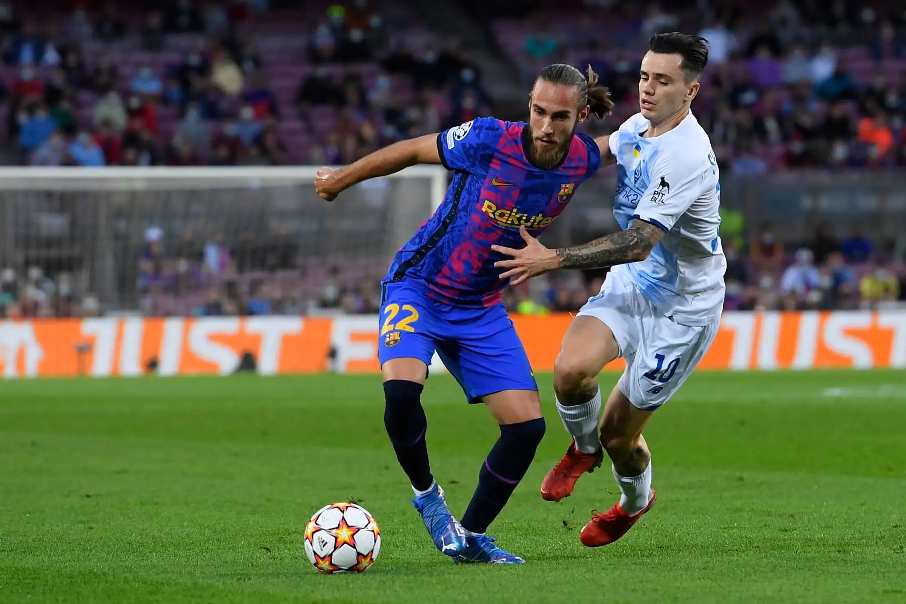 El defensa español del Barcelona Oscar Mingueza, compite con el centrocampista ucraniano del Dynamo Kiev Mykola Shaparenko durante el partido de fútbol del Grupo E de la Liga de Campeones de la UEFA entre el FC Barcelona y el Dynamo Kiev en el estadio Camp Nou de Barcelona. Foto: AFP