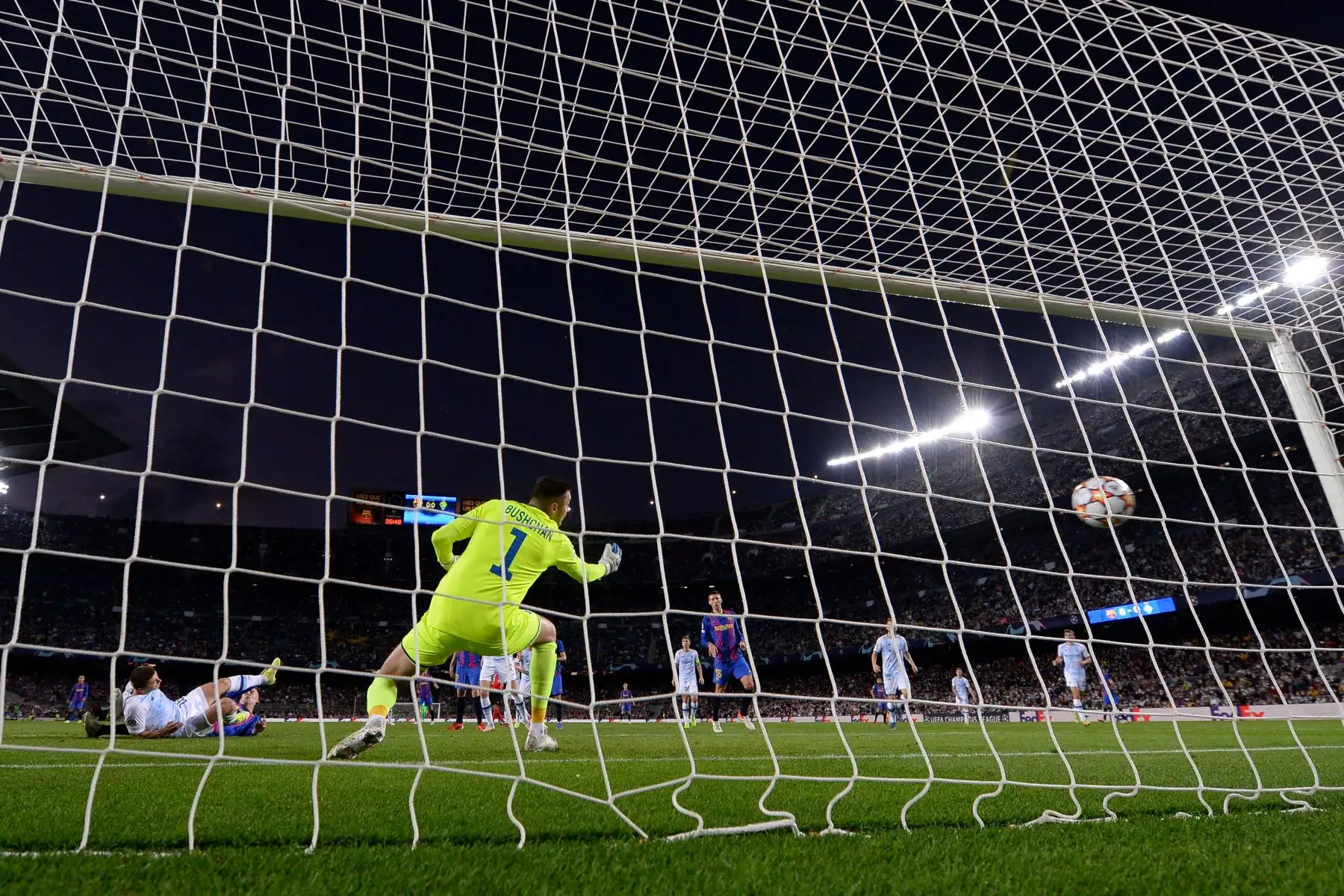 El defensa español del Barcelona, ​​Gerard Piqué, marca un gol durante el partido de fútbol del Grupo E de la Liga de Campeones de la UEFA entre el FC Barcelona y el Dynamo de Kiev en el estadio Camp Nou de Barcelona. Foto: AFP