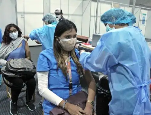 Arequipa inició esta mañana la aplicación de la dosis de refuerzo de la vacuna contra el covid-19 al personal de salud de esa región. La primera fecha se desarrolló con éxito en el hospital Honorio Delgado. ​Foto: ANDINA/Difusión.