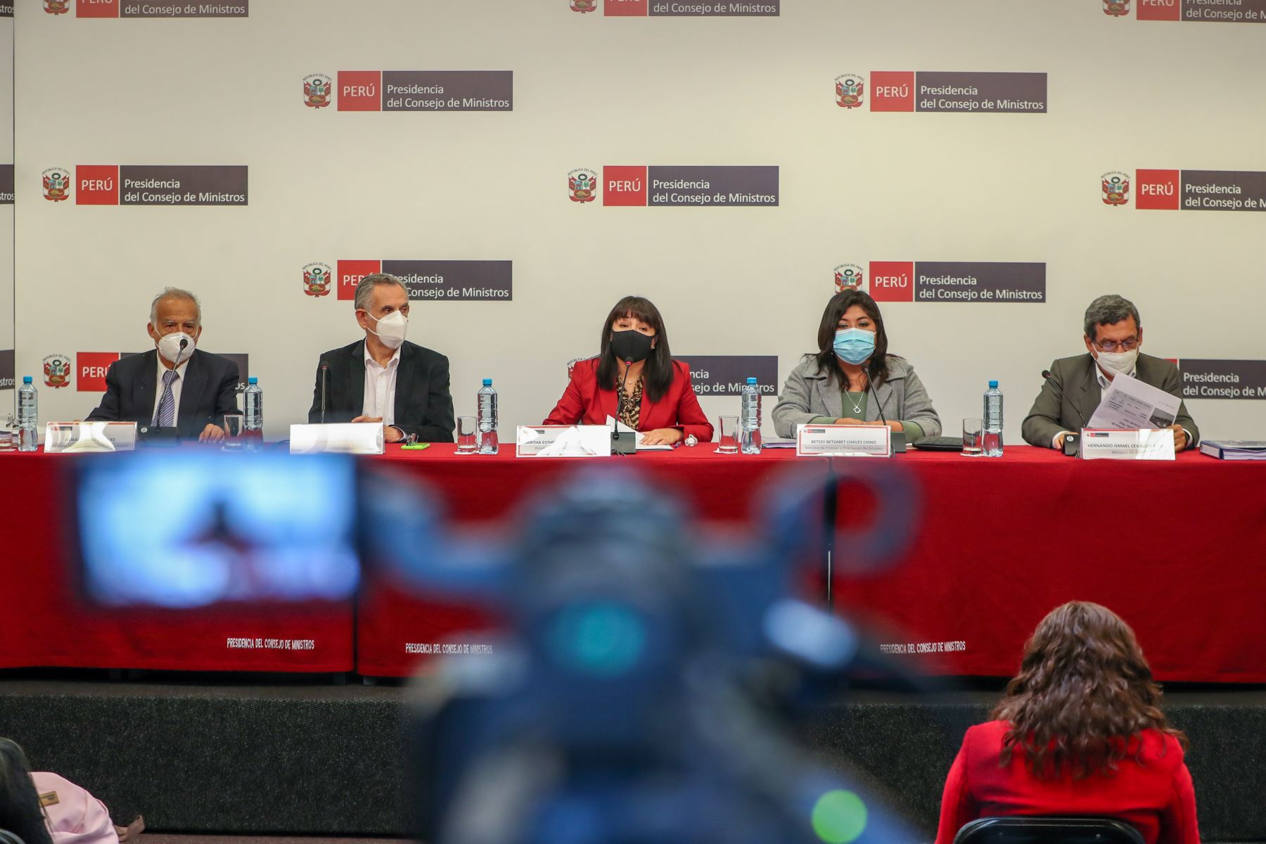 La presidenta del Consejo de Ministros, Mirtha Vásquez, junto a ministros de Estado brindó una conferencia de prensa. Foto: PCM