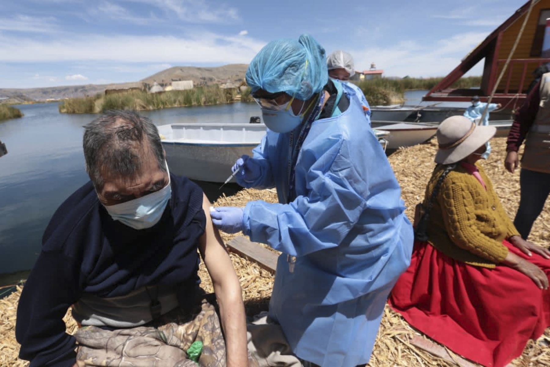 Brigadas de la Red de Salud Puno del Minsa, vacunan contra la covid-19 a las pobladores de las islas flotantes de Los Uros, ubicados en el Lago Titicaca (Puno) como parte de la estrategia “Vamos a tu encuentro, vacúnate ya”. Dicha estrategia permite llegar a las comunidades más alejadas asi como cerrar brechas. Foto: Minsa