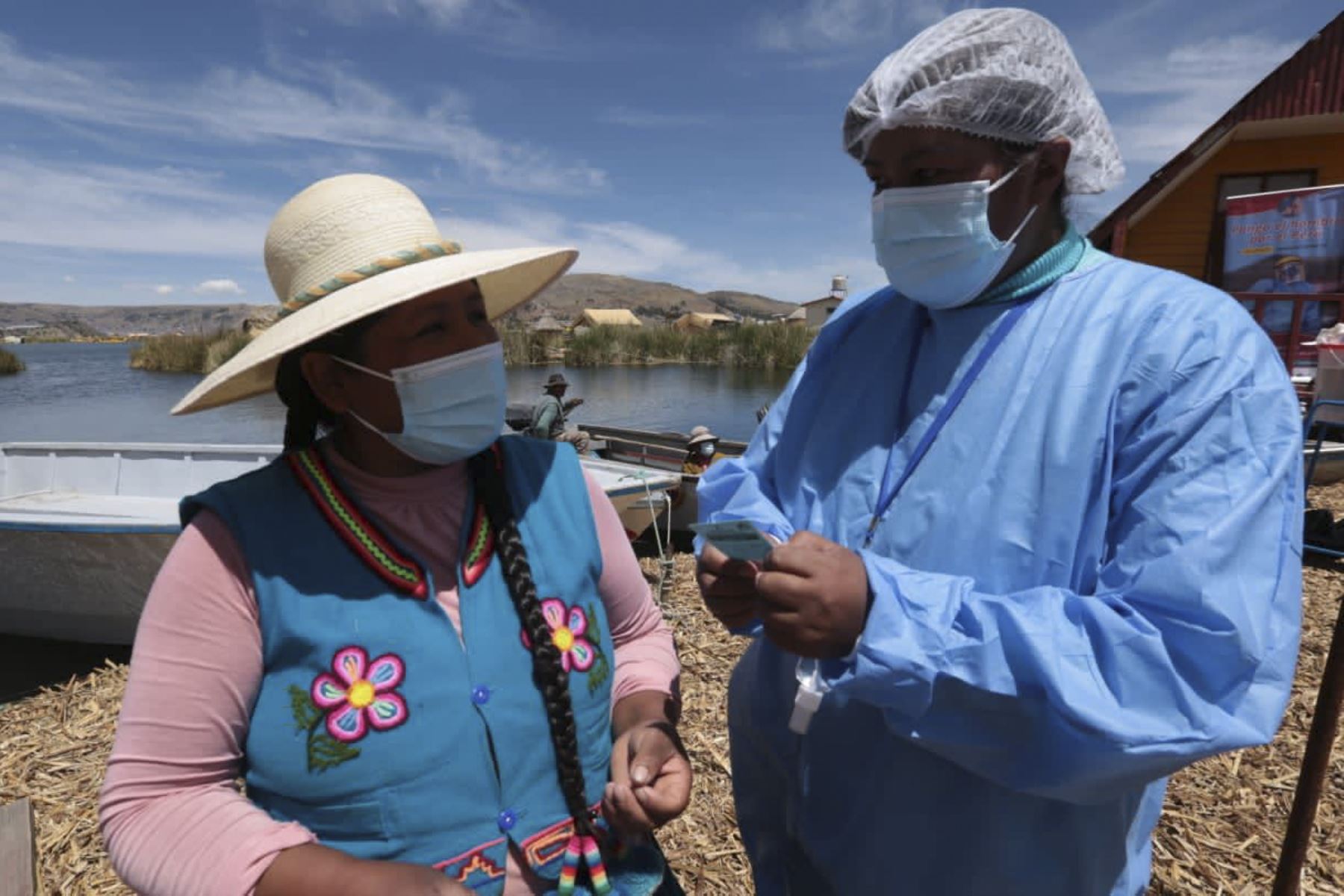 Brigadas de la Red de Salud Puno del Minsa, vacunan contra la covid-19 a las pobladores de las islas flotantes de Los Uros, ubicados en el Lago Titicaca (Puno) como parte de la estrategia “Vamos a tu encuentro, vacúnate ya”. Dicha estrategia permite llegar a las comunidades más alejadas asi como cerrar brechas. Foto: Minsa
