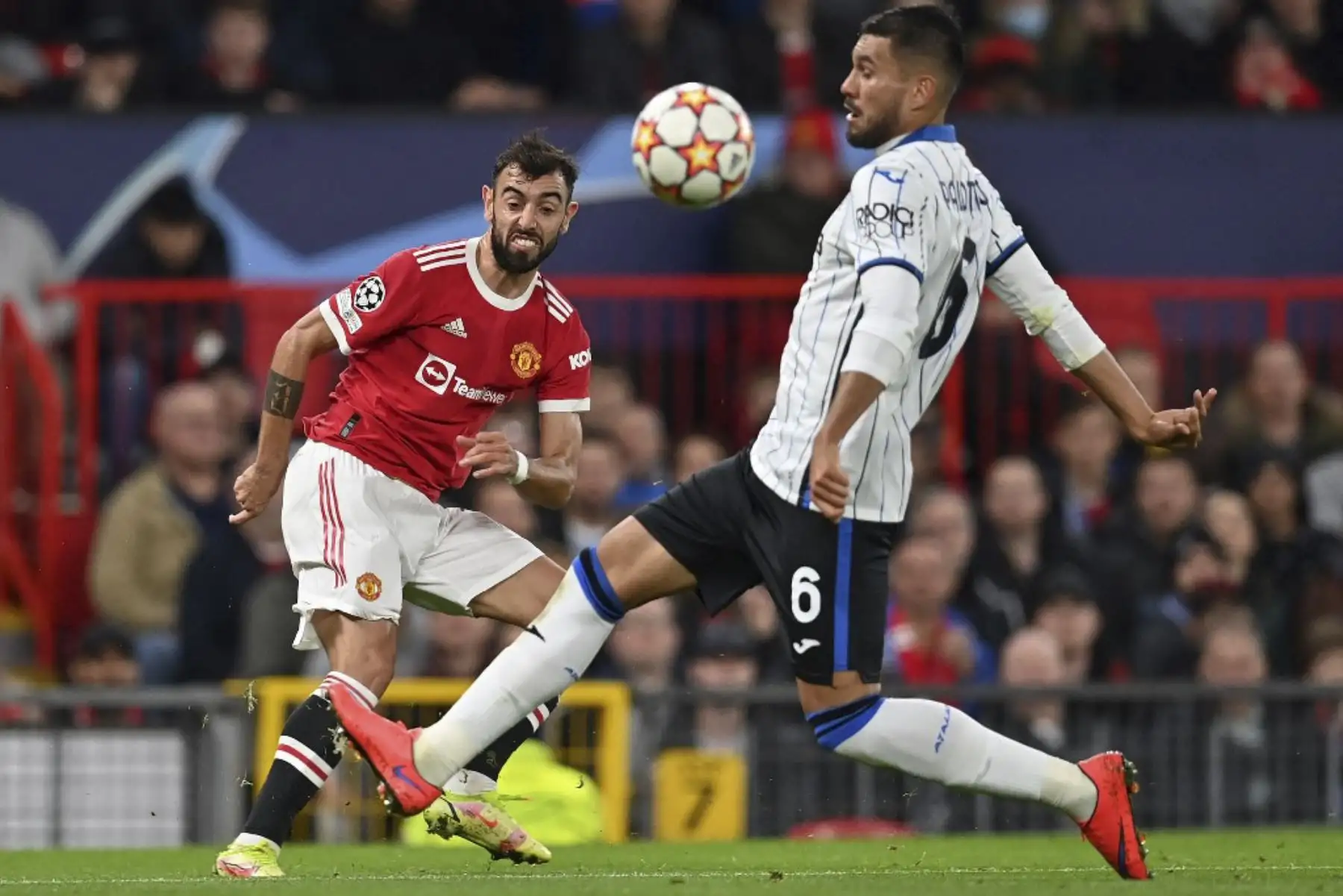 El defensa argentino del Atalanta, José Luis Palomino (d), compite con el mediocampista portugués del Manchester United, Bruno Fernandes, durante el partido de fútbol del grupo F de la Liga de Campeones de la UEFA entre el Manchester United y el Atalanta en el estadio Old Trafford en Manchester, noroeste de Inglaterra, el 20 de octubre de 2021. Foto: AFP