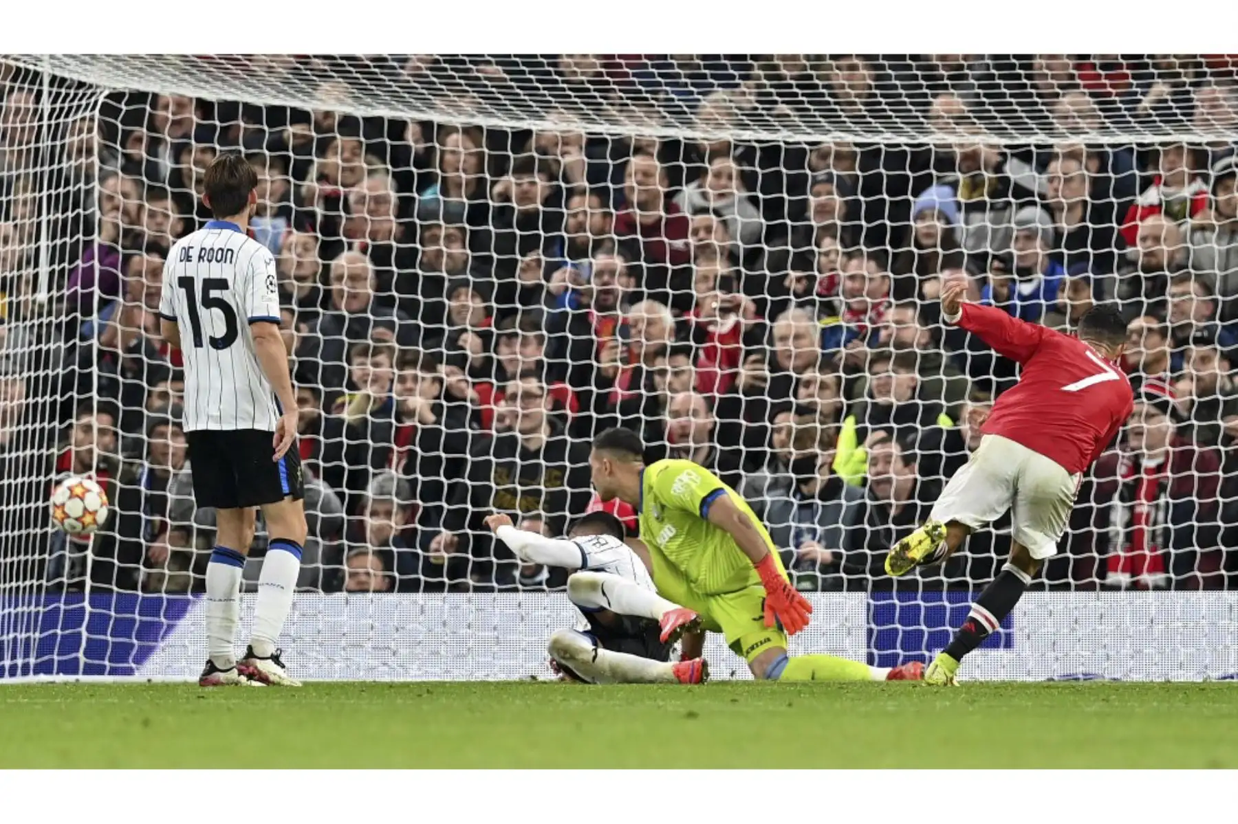 El delantero portugués del Manchester United, Cristiano Ronaldo (R), anota el tercer gol de su equipo durante el partido de fútbol del grupo F de la Liga de Campeones de la UEFA entre el Manchester United y el Atalanta en el estadio Old Trafford de Manchester, noroeste de Inglaterra, el 20 de octubre de 2021. Foto: AFP