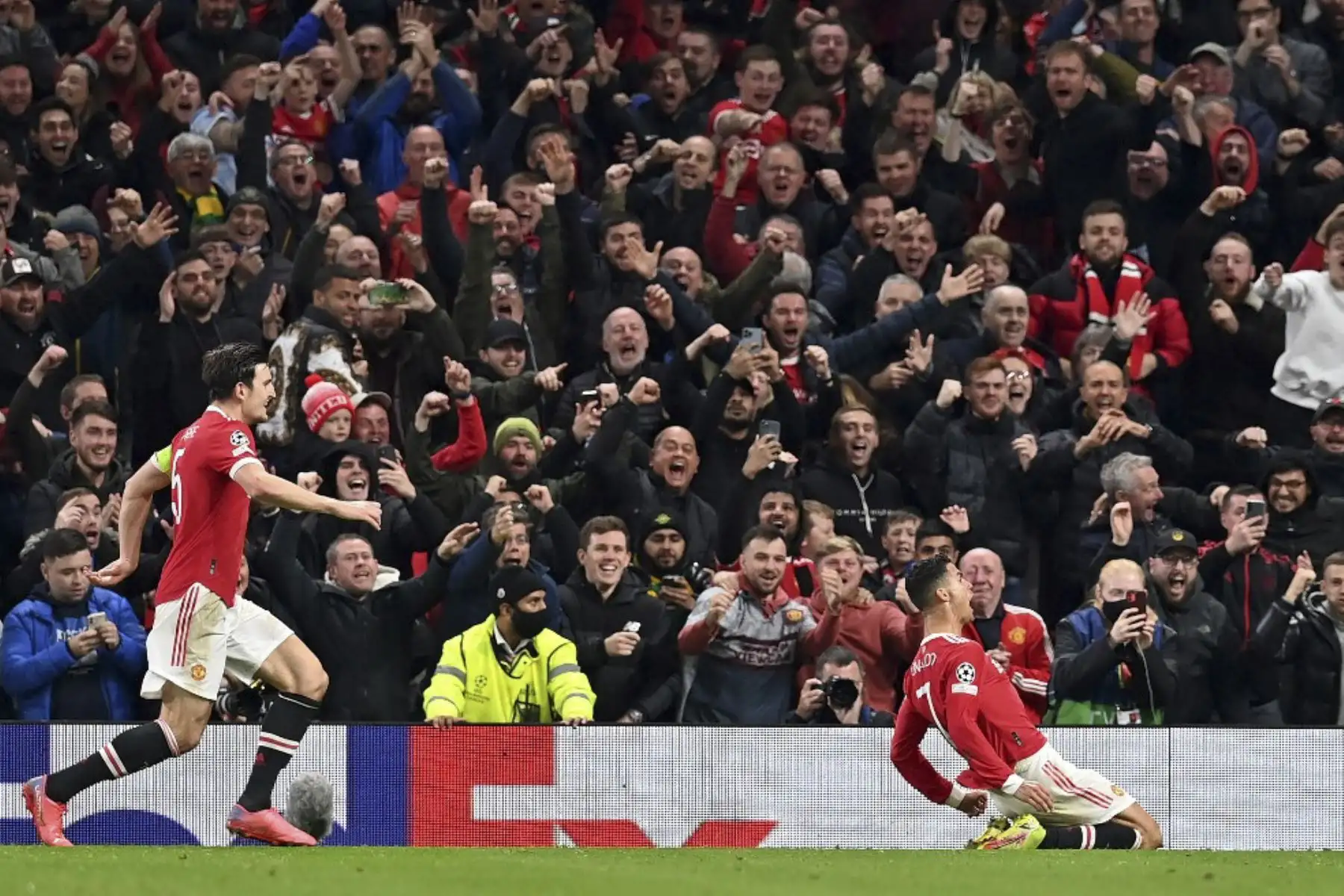 El delantero portugués del Manchester United, Cristiano Ronaldo (C), celebra anotar el tercer gol de su equipo durante el partido de fútbol del grupo F de la Liga de Campeones de la UEFA entre el Manchester United y el Atalanta en el estadio Old Trafford de Manchester, noroeste de Inglaterra, el 20 de octubre de 2021. Foto. AFP