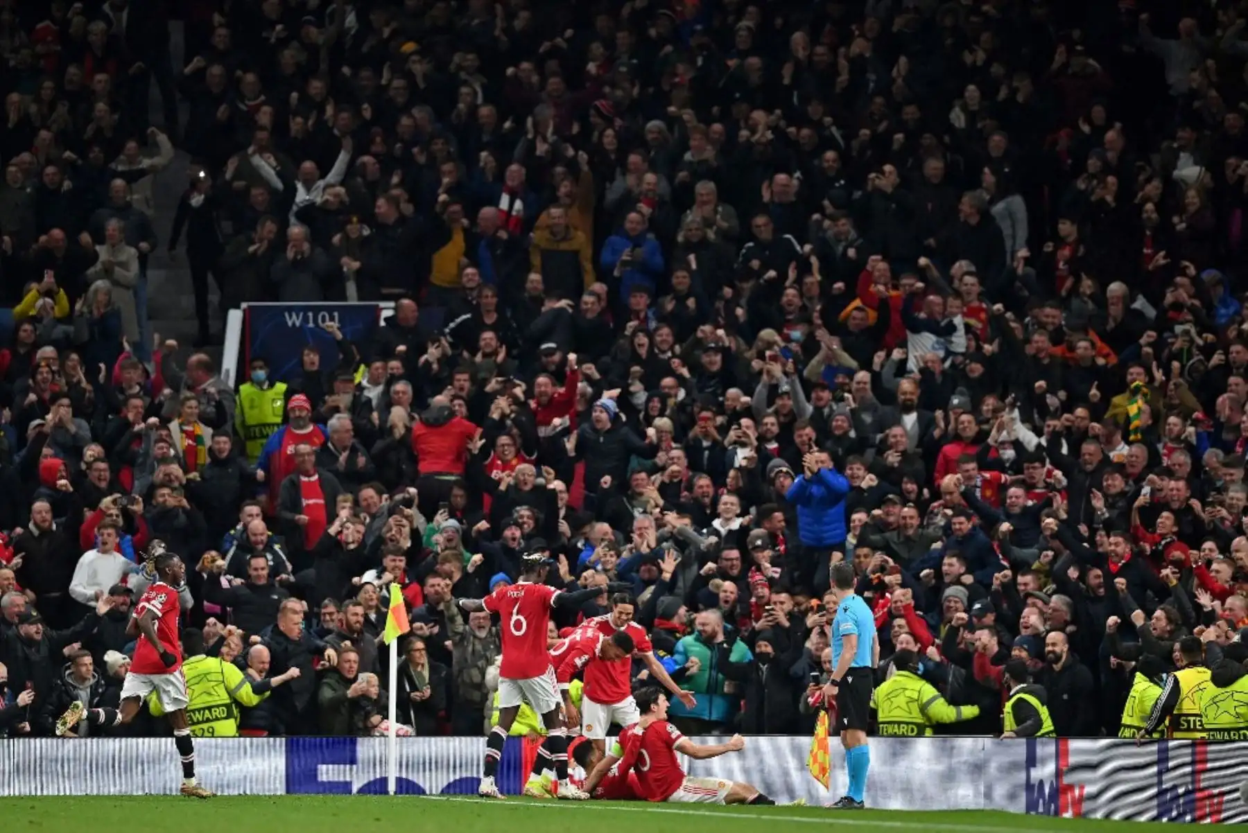 El delantero portugués del Manchester United, Cristiano Ronaldo, es acosado por sus compañeros de equipo después de anotar el tercer gol del equipo durante el partido de fútbol del grupo F de la Liga de Campeones de la UEFA entre el Manchester United y el Atalanta en el estadio Old Trafford en Manchester, noroeste de Inglaterra, el 20 de octubre de 2021. Foto: AFP