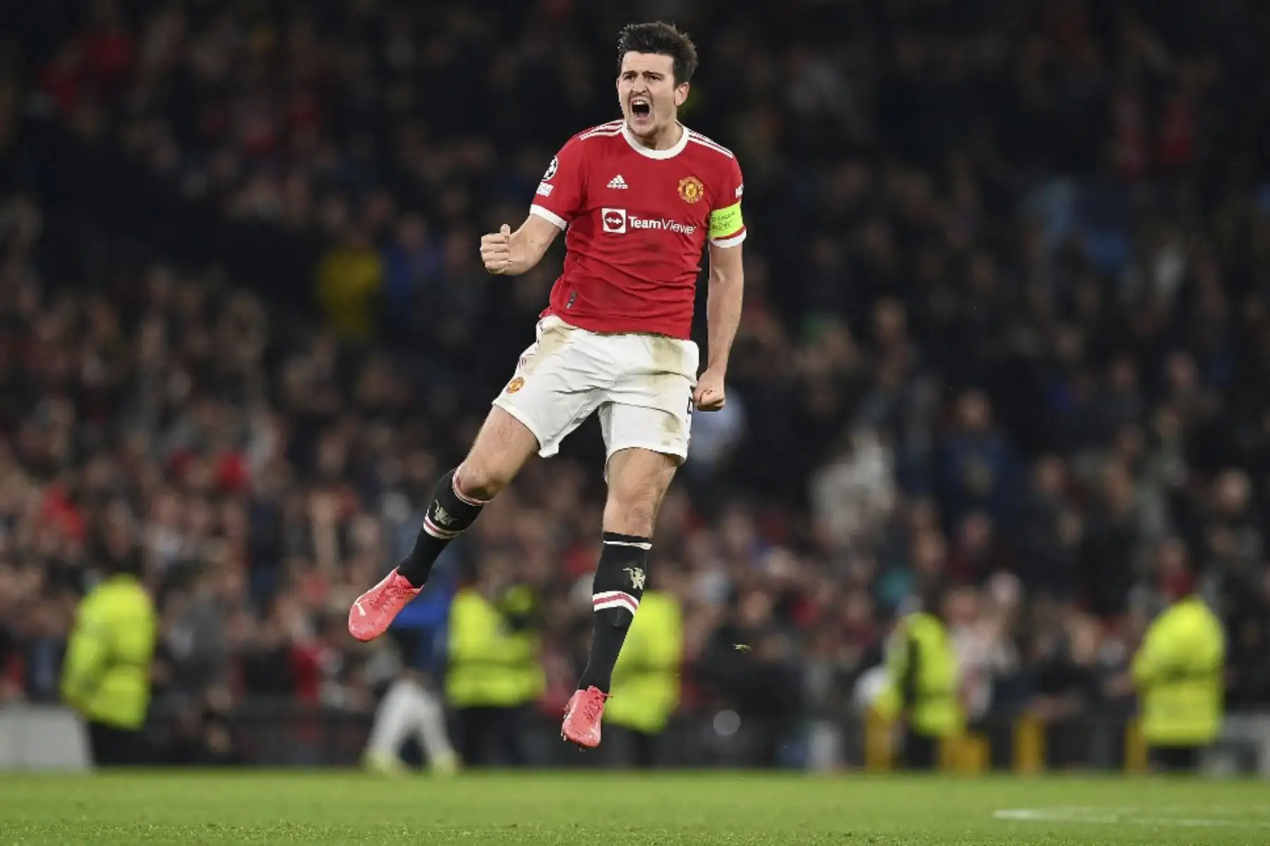El defensa inglés del Manchester United, Harry Maguire, celebra el segundo gol de su equipo durante el partido de fútbol del grupo F de la Liga de Campeones de la UEFA entre el Manchester United y el Atalanta en el estadio Old Trafford de Manchester, noroeste de Inglaterra, el 20 de octubre de 2021. Foto: AFP