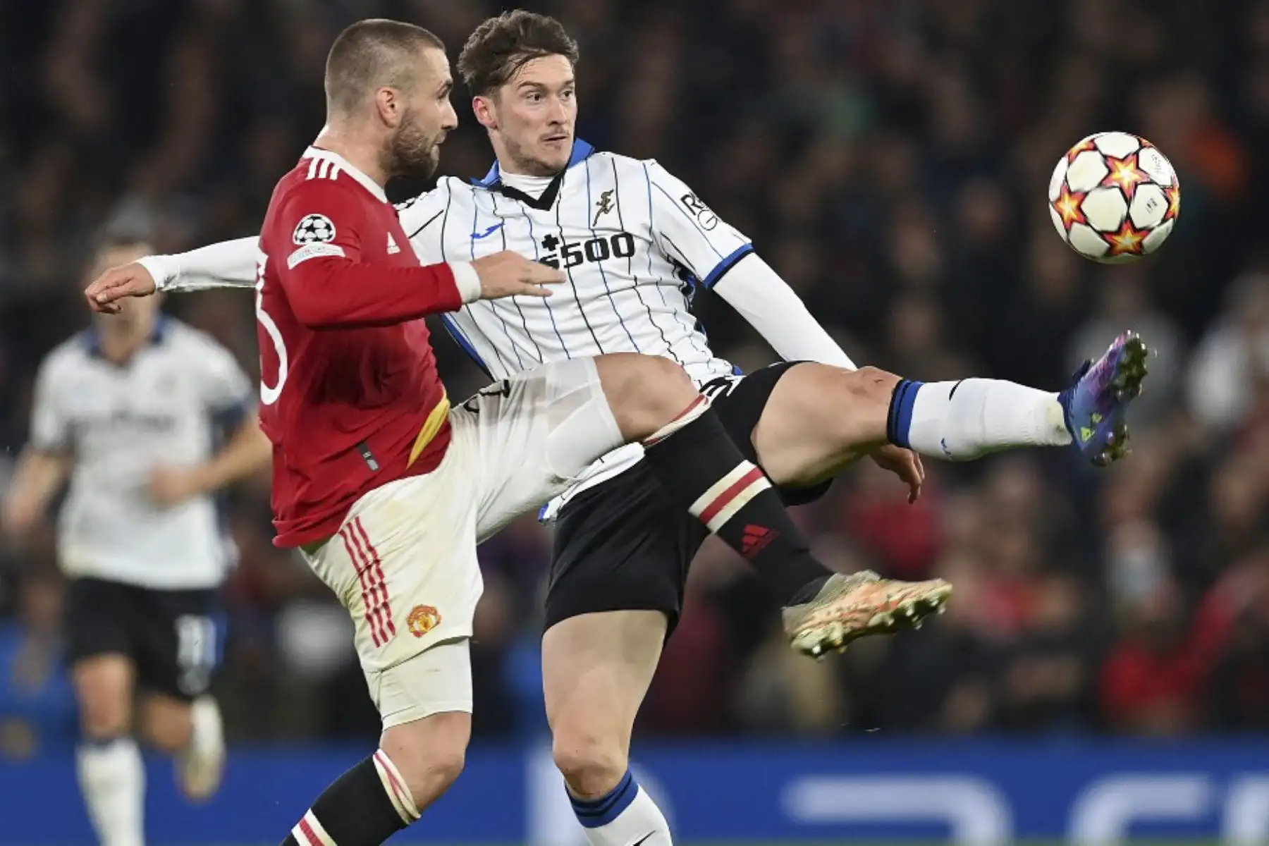 El defensa inglés del Manchester United, Luke Shaw (izq.), Compite con el mediocampista ruso del Atalanta, Aleksey Miranchuk, durante el partido de fútbol del grupo F de la Liga de Campeones de la UEFA entre el Manchester United y el Atalanta en el estadio Old Trafford en Manchester, noroeste de Inglaterra, el 20 de octubre de 2021. Foto: AFP