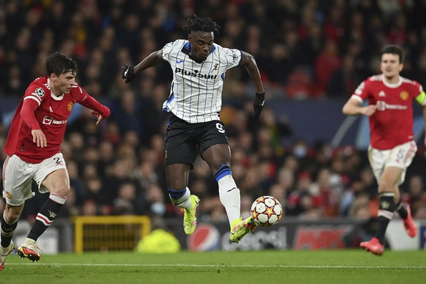 El delantero colombiano del Atalanta, Duvan Zapata (C), controla el balón durante el partido de fútbol del grupo F de la Liga de Campeones de la UEFA entre el Manchester United y el Atalanta en el estadio Old Trafford de Manchester, noroeste de Inglaterra, el 20 de octubre de 2021. Foto. AFP