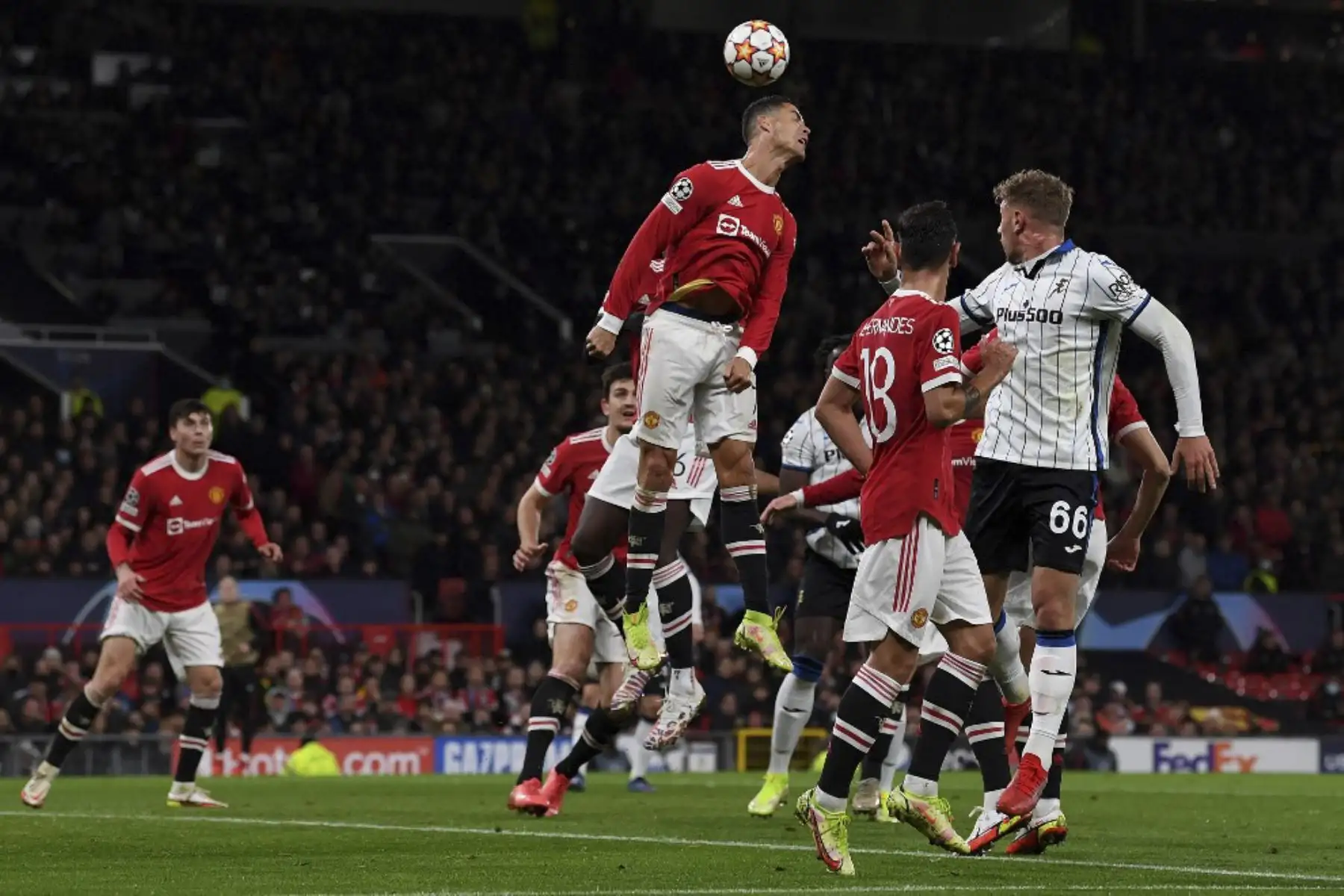 El delantero portugués del Manchester United, Cristiano Ronaldo, salta de cabeza durante el partido de fútbol del grupo F de la Liga de Campeones de la UEFA entre el Manchester United y el Atalanta en el estadio Old Trafford de Manchester, noroeste de Inglaterra, el 20 de octubre de 2021. Foto. AFP