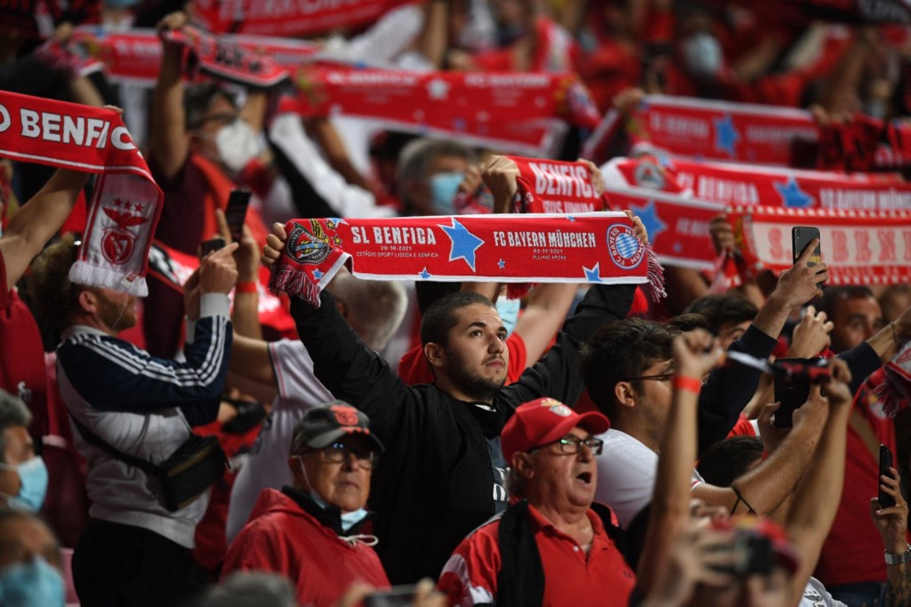 Los seguidores del Benfica vitorean desde las gradas durante el partido de fútbol del Grupo E de la Liga de Campeones de la UEFA entre el SL Benfica y el Bayern de Múnich en el estadio Luz de Lisboa el 20 de octubre de 2021. Foto: AFP