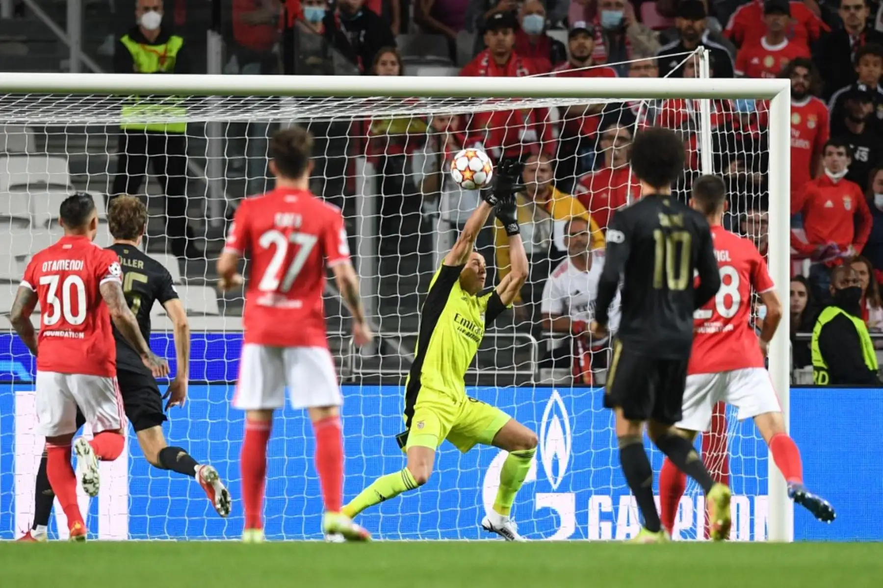 El portero griego del Benfica, Odisseas Vlachodimos, detiene el balón durante el partido de fútbol del Grupo E de la Liga de Campeones de la UEFA entre el SL Benfica y el Bayern de Múnich en el estadio Luz de Lisboa el 20 de octubre de 2021. Foto: AFP