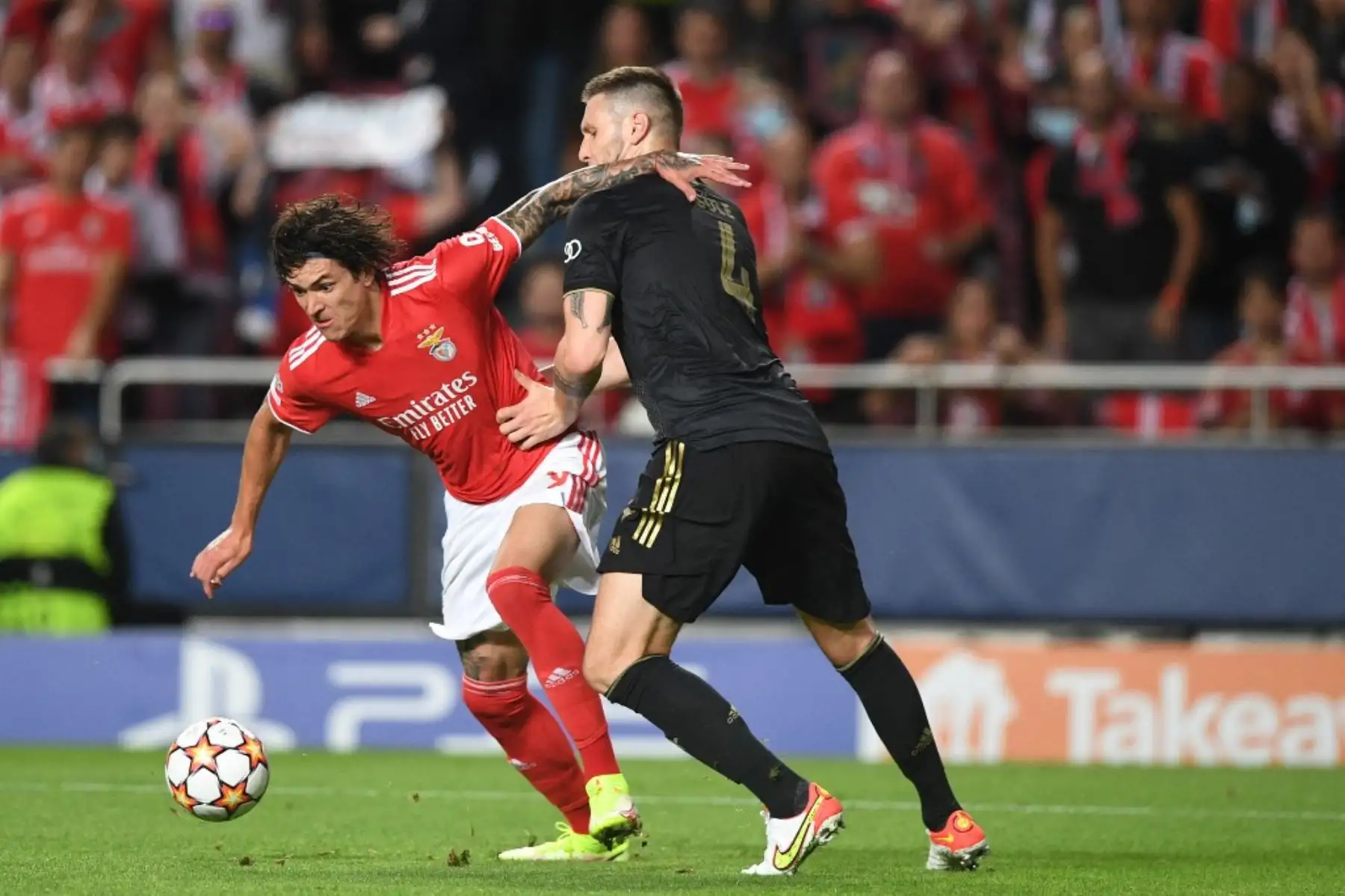 El delantero uruguayo del Benfica Darwin Nunez (L) compite con el defensor alemán del Bayern Munich Niklas Suele durante el partido de fútbol del Grupo E de la Liga de Campeones de la UEFA entre el SL Benfica y el Bayern Munich en el Estadio Luz de Lisboa el 20 de octubre de 2021. Foto: AFP