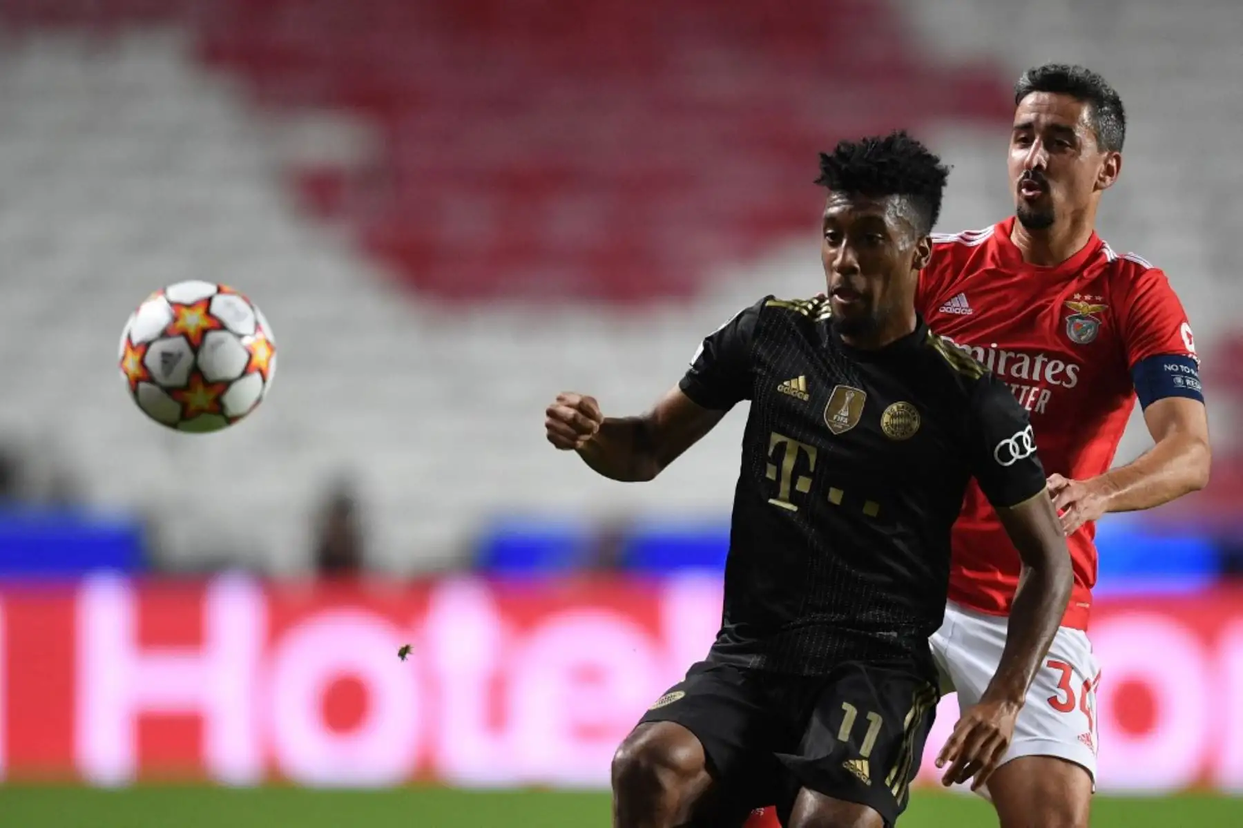 El defensor portugués del Benfica Andre Almeida (R) compite con el delantero francés del Bayern Munich Kingsley Coman durante el partido de fútbol del Grupo E de la Liga de Campeones de la UEFA entre el SL Benfica y el Bayern Munich en el estadio Luz de Lisboa el 20 de octubre de 2021. Foto: AFP