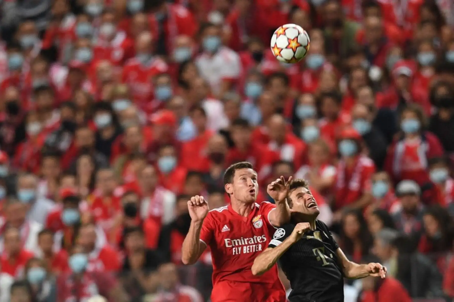 El defensor belga del Benfica Jan Vertonghen (L) compite con el delantero alemán del Bayern Múnich Thomas Mueller durante el partido de fútbol del Grupo E de la Liga de Campeones de la UEFA entre el SL Benfica y el Bayern Múnich en el estadio Luz de Lisboa el 20 de octubre de 2021. Foto: AFP
