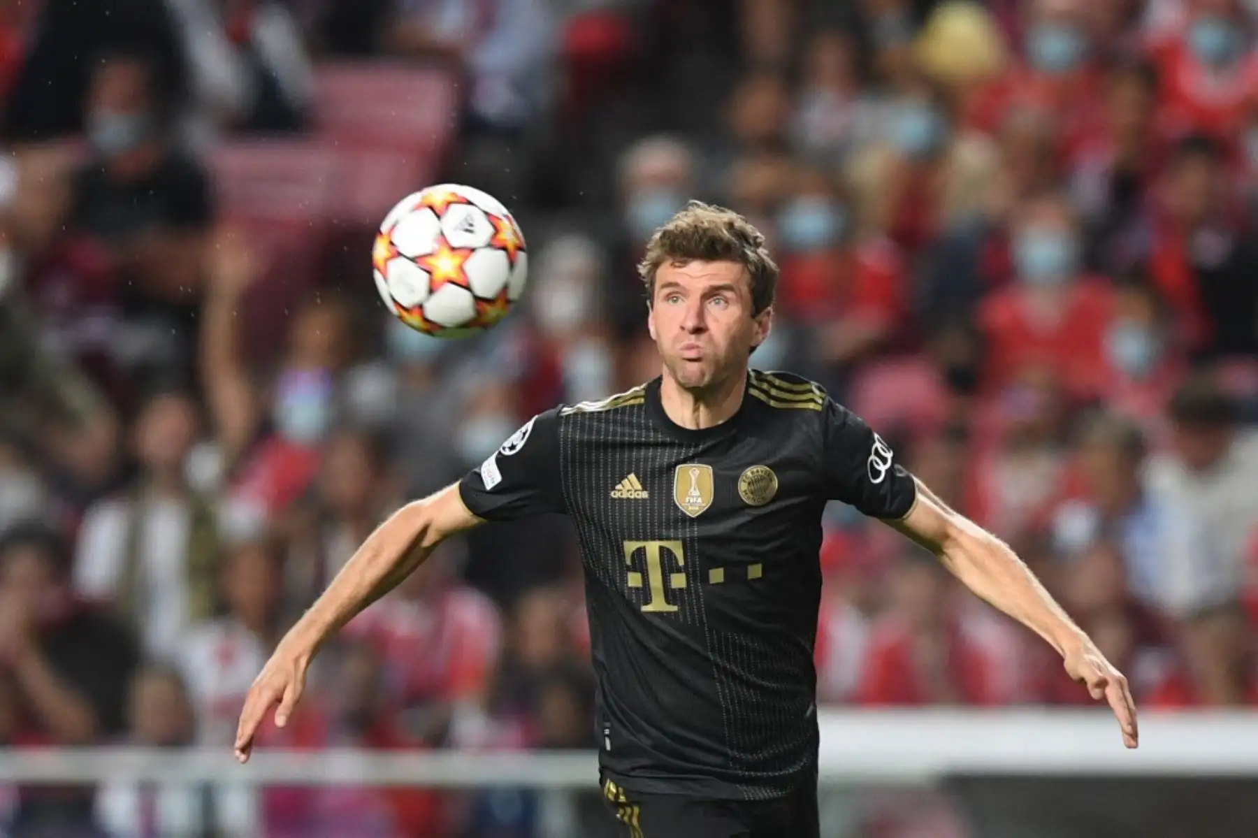 El delantero alemán del Bayern Múnich Thomas Mueller mira el balón durante el partido de fútbol del Grupo E de la Liga de Campeones de la UEFA entre el SL Benfica y el Bayern Múnich en el estadio Luz de Lisboa el 20 de octubre de 2021. Foto: AFP