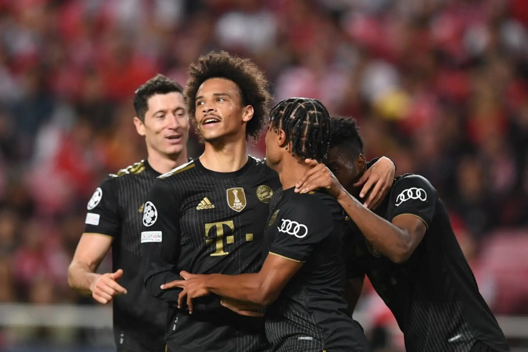 El centrocampista alemán del Bayern de Múnich Leroy Sane (C) celebra con sus compañeros de equipo tras marcar un gol durante el partido de fútbol del Grupo E de la Liga de Campeones de la UEFA entre el SL Benfica y el Bayern de Múnich en el estadio Luz de Lisboa el 20 de octubre de 2021. Foto: AFP