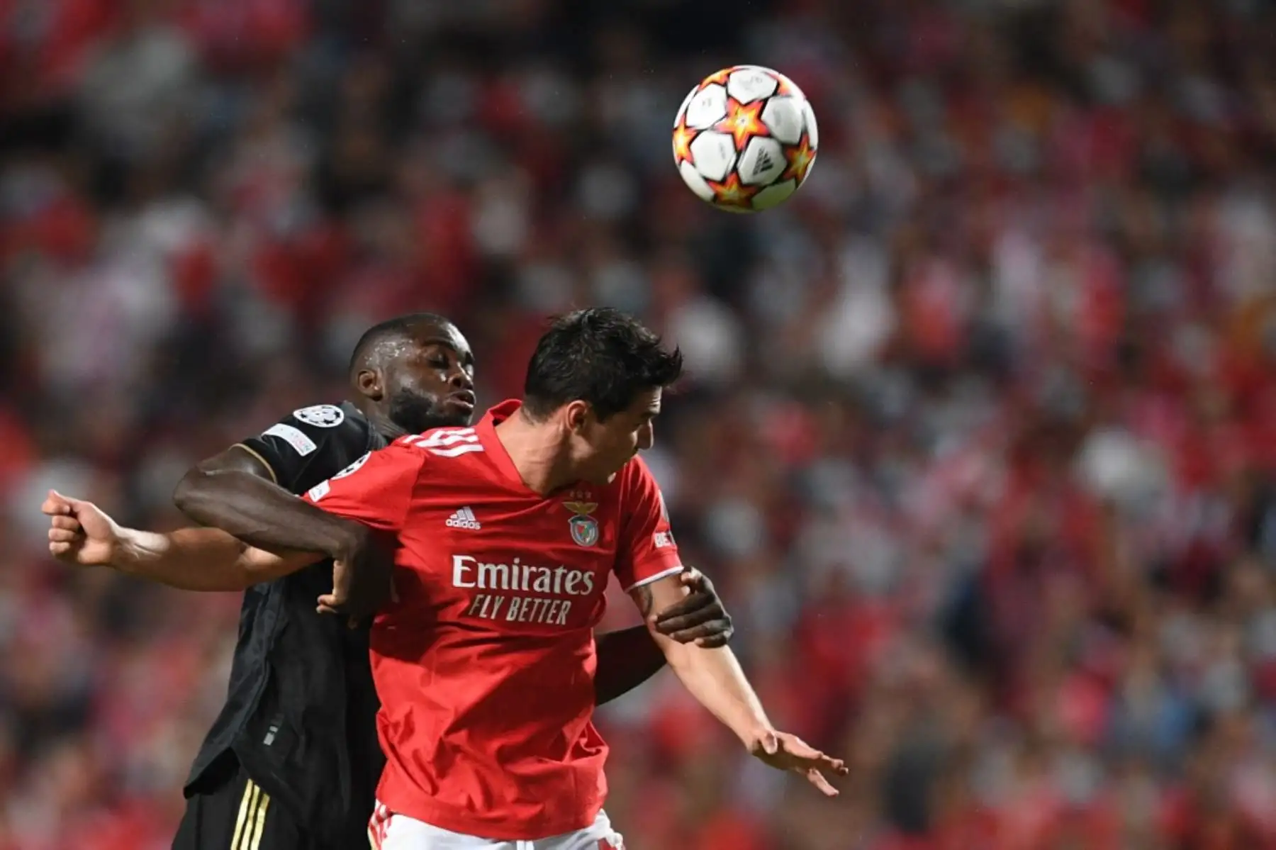 El defensor francés del Bayern Munich Dayot Upamecano (L) compite con el delantero ucraniano del Benfica Roman Yaremchuk durante el partido de fútbol del Grupo E de la Liga de Campeones de la UEFA entre el SL Benfica y el Bayern Munich en el Estadio Luz de Lisboa el 20 de octubre de 2021. Foto: AFP