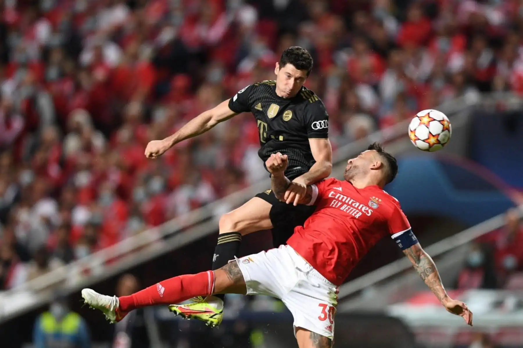 El delantero polaco del Bayern Munich Robert Lewandowski (L) compite con el defensor argentino del Benfica, Nicolas Otamendi, durante el partido de fútbol del Grupo E de la Liga de Campeones de la UEFA entre el SL Benfica y el Bayern Munich en el Estadio Luz de Lisboa el 20 de octubre de 2021. Foto: AFP