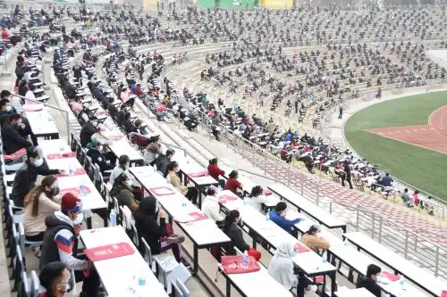 En setiembre San Marcos realizó el primer examen de admisión presencial desde que se inició la pandemia del covid-19; uno de los ambientes usados fue el Estadio de la Decana de América. Foto: ANDINA