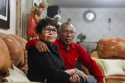 Carmen Rosa recibió a inicios de diciembre de 1999 la noticia de que tenía cáncer en la mama izquierda. Su esposo la apoyó en todo momento. Foto: ANDINA/Renato Pajuelo.