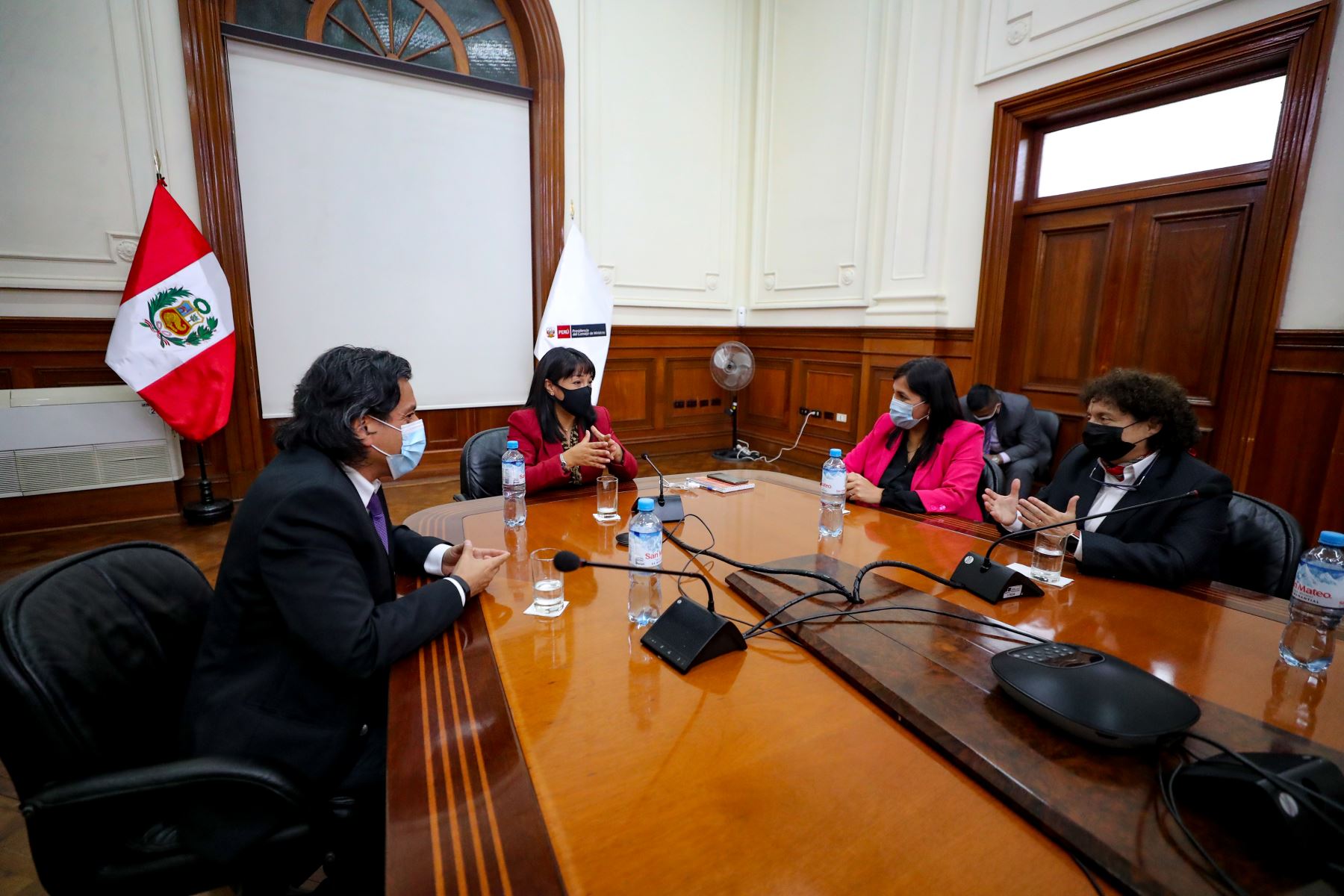 La presidenta del Consejo de Ministros, Mirtha Vásquez, sostuvo una cordial reunión con los integrantes de la bancada del Partido Morado, sobre diferentes temas de la agenda nacional. Foto: PCM