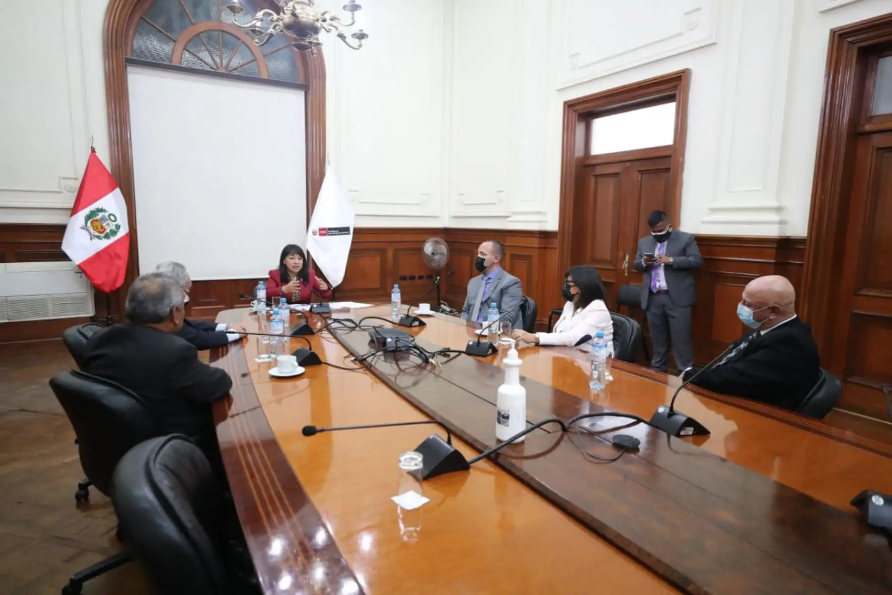 En el marco de las Rondas de Diálogo por la Gobernabilidad, la titular de la PCM, Mirtha Vásquez, sostuvo una reunión con la bancada de Renovación Popular, con la finalidad de escuchar e intercambiar sobre los diferentes temas de interés nacional. Foto: PCM