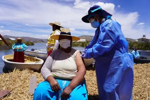 Brigadas itinerantes de salud de Puno intensifican la vacunación contra el covid-19 a los pobladores Los Uros que viven en islas flotantes en el lago Titicaca. ANDINA/Difusión