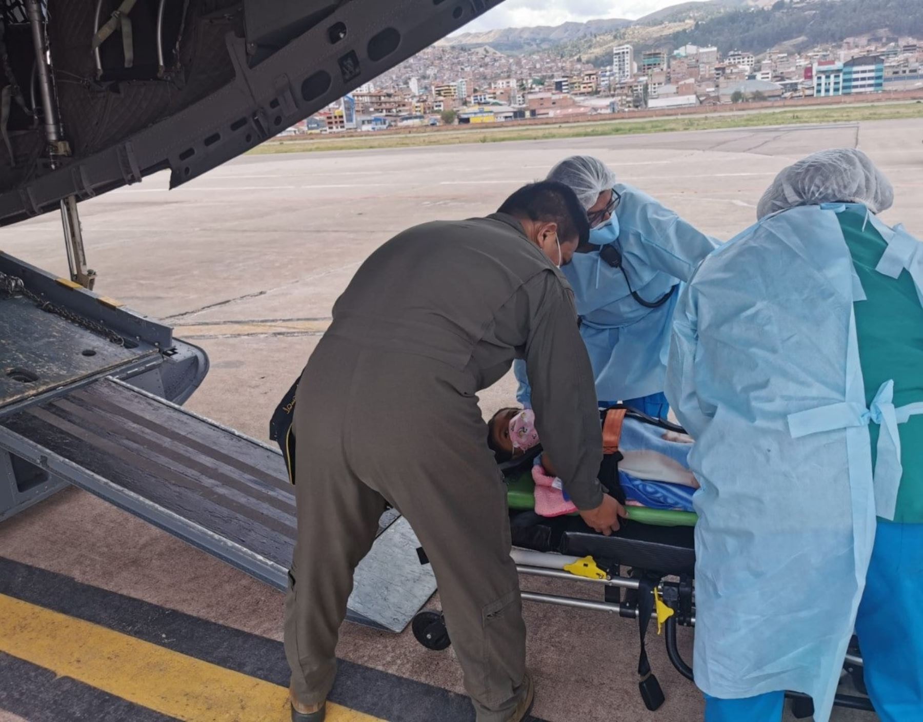 Autoridades de Salud de Cusco evacúan en ambulancia aérea a Lima a una bebé recién nacida y a una niña de 8 años con grave fractura. ANDINA/Difusión