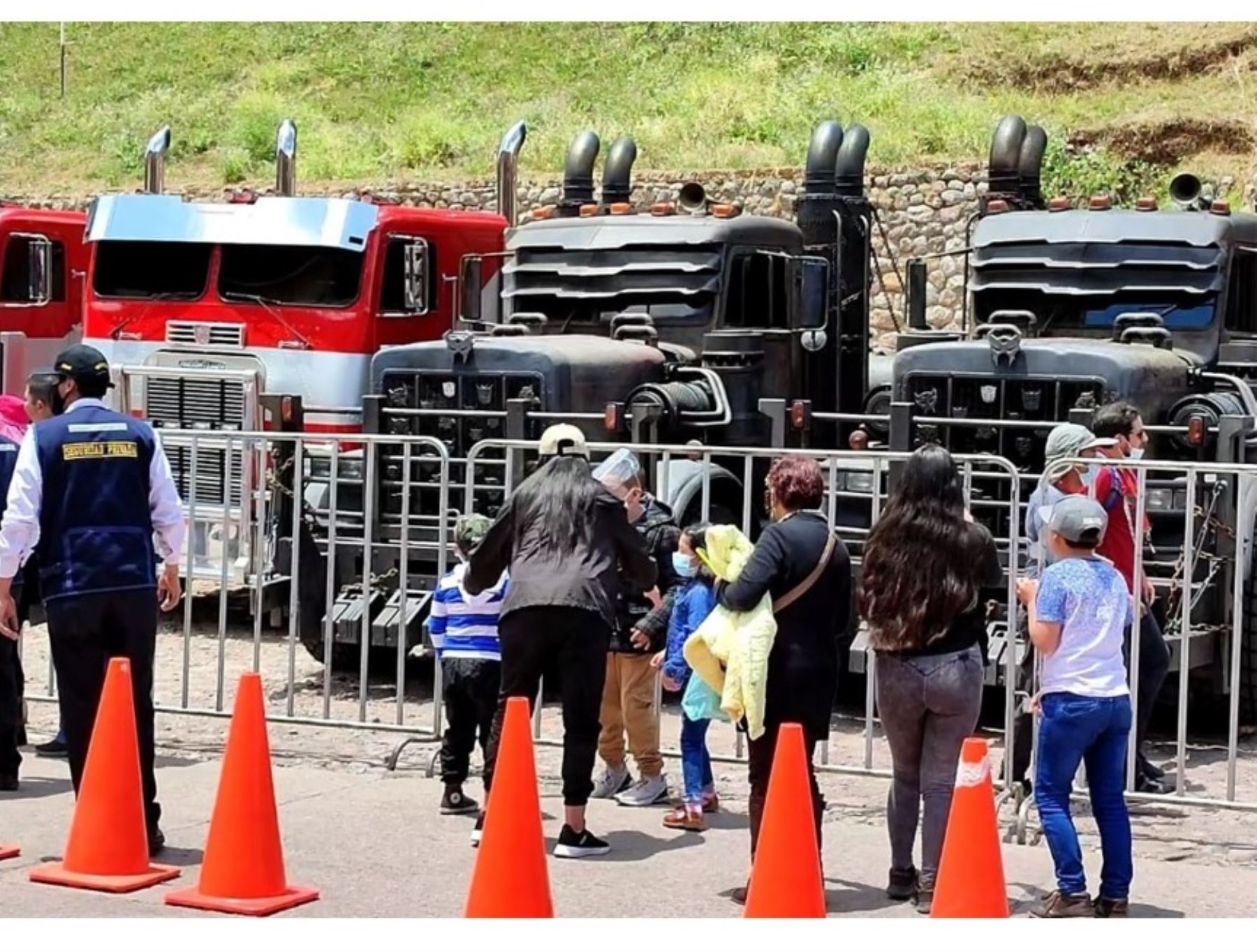 Los Transformers son sensación en Cusco. Decenas de familias cusqueñas y turistas se toman fotos con vehículos que protagonizan película. Foto: ANDINA/Percy Hurtado