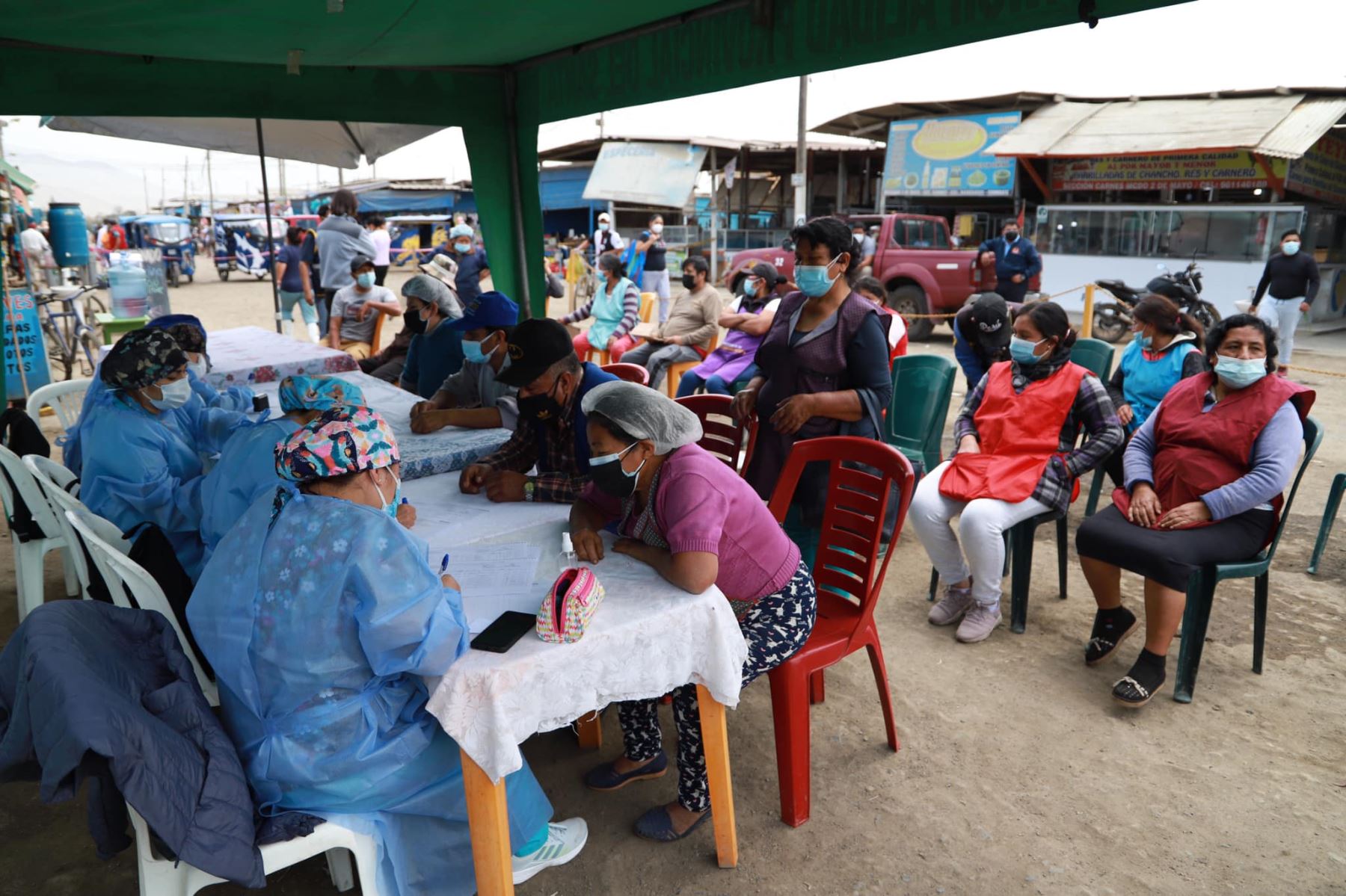 Además de vacunar contra el covid-19, el personal de salud atendió consultas médicas de los comerciantes del mercado. Foto: ANDINA/Difusión