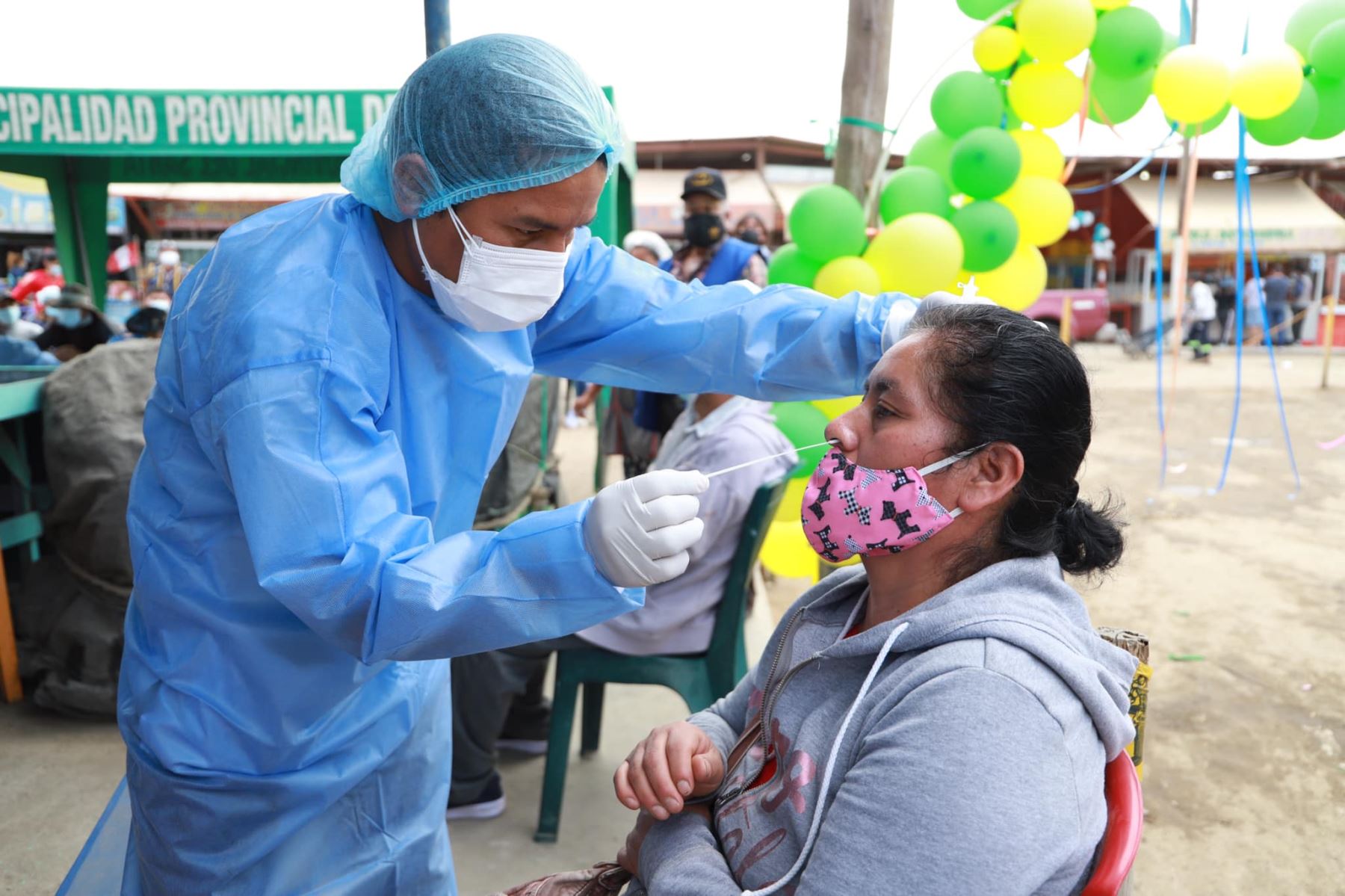 Además de vacunar contra el covid-19, el personal de salud atendió consultas médicas de los comerciantes del mercado. Foto: ANDINA/Difusión