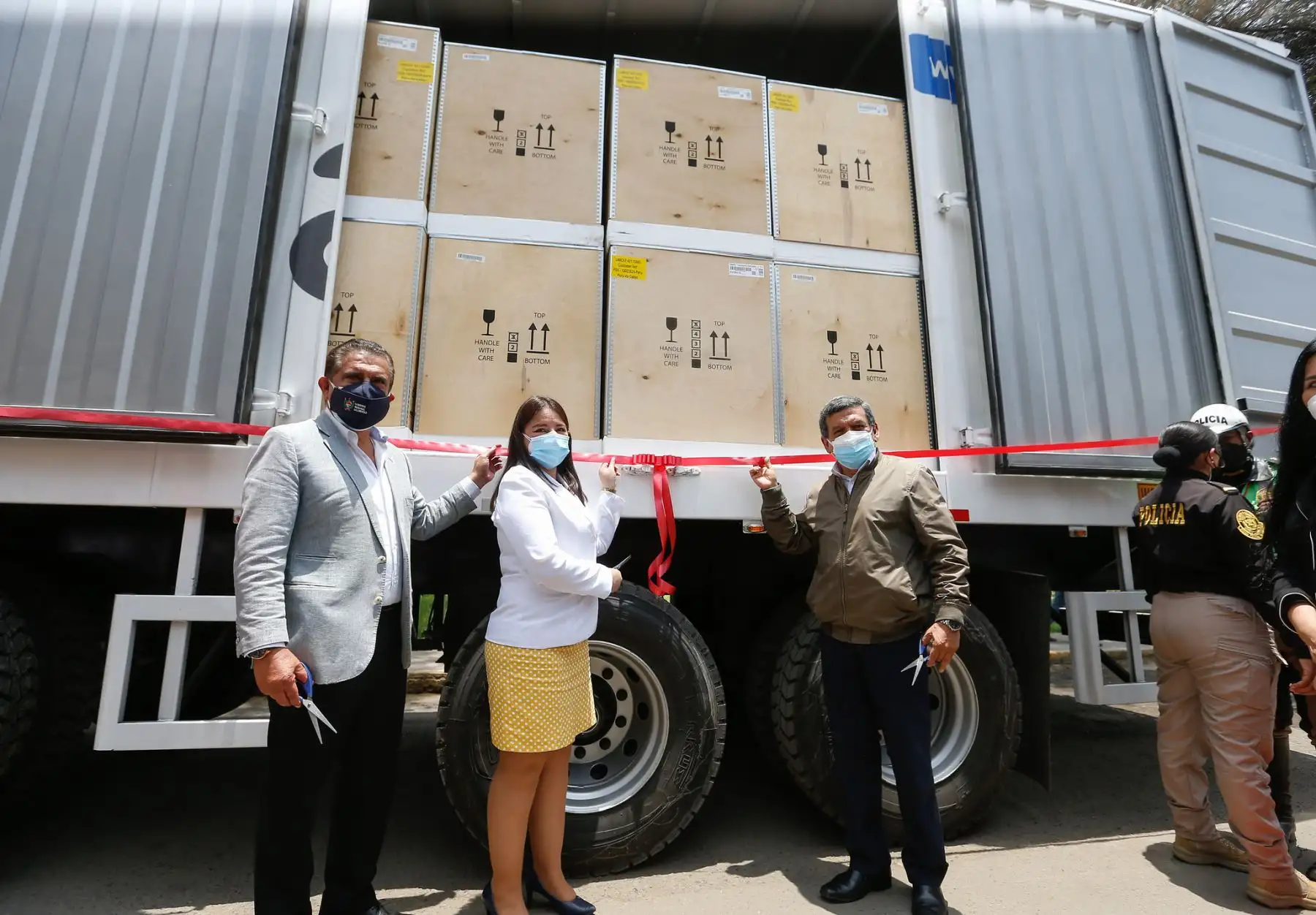 El ministro de Salud, Hernando Cevallos, participa en la entrega de equipos de refrigeración para preservar la cadena de frío de las vacunas contra la covid-19, en La Libertad. Foto: ANDINA/Minsa