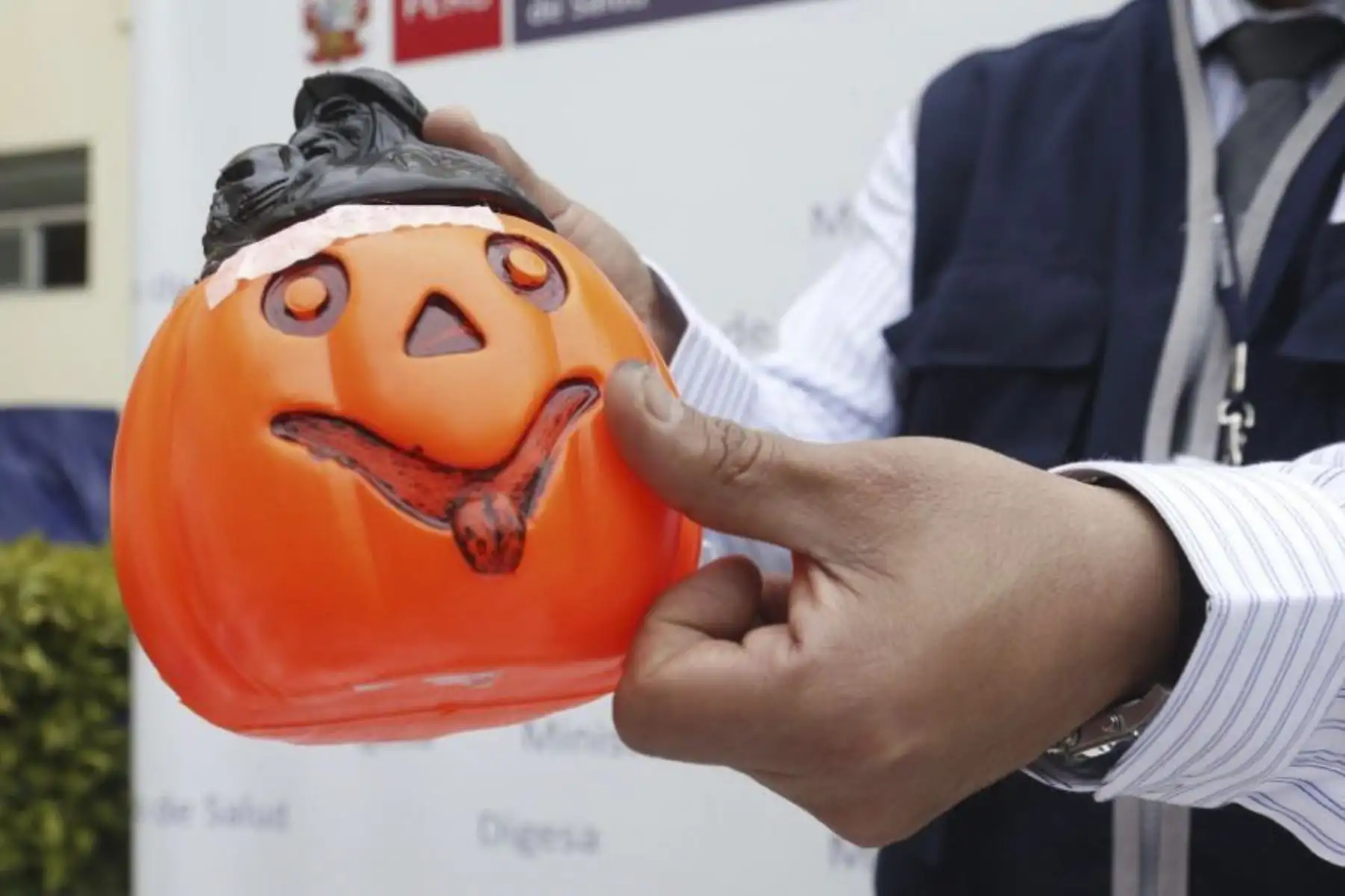 El Minsterio de Salud advierte a los padres de familia tener cuidado a la hora de elegir las máscaras para sus hijos por halloween pues podrían tener presencia de metales como el plomo que afectan la salud. ANDINA/ Minsa