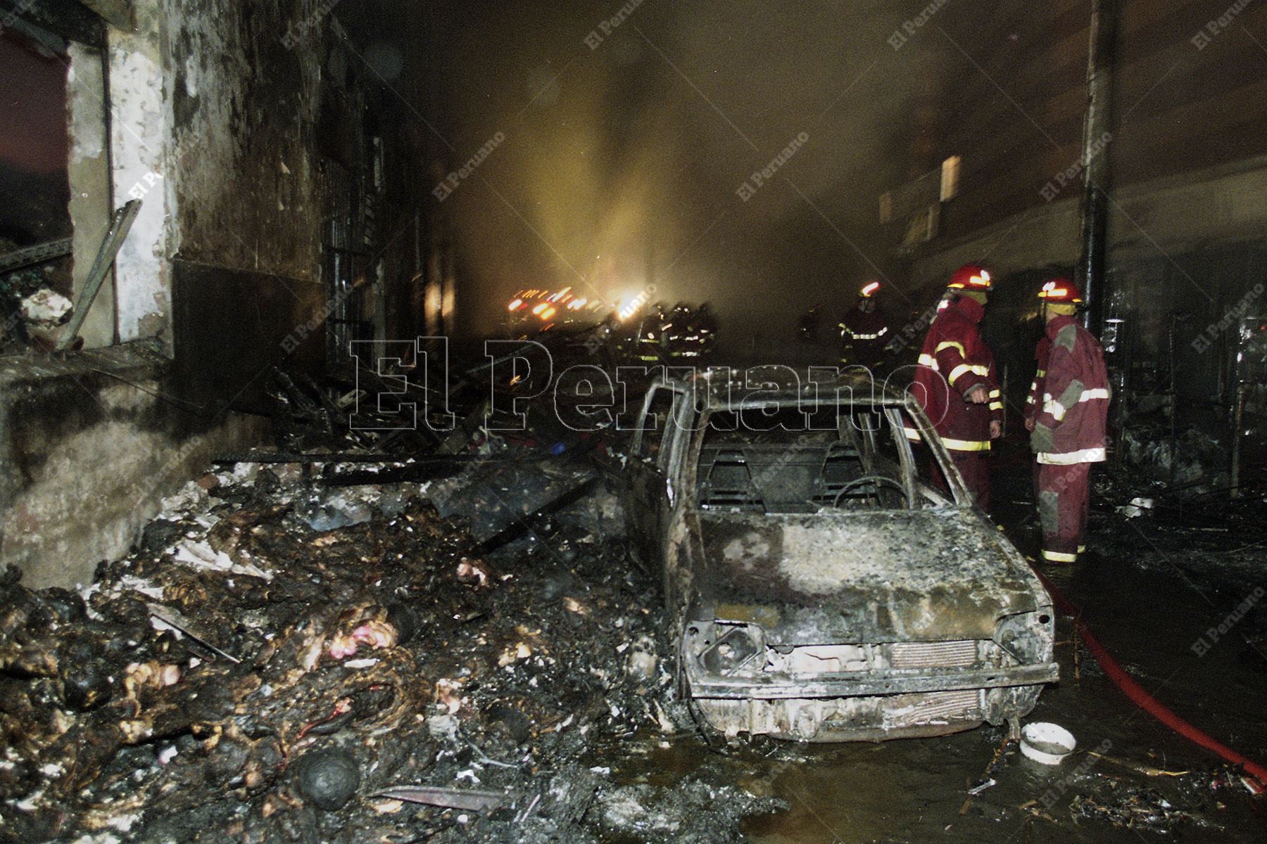 Lima - 29 diciembre 2001 / Incendio en Mesa Redonda en el centro de Lima. Foto: ANDINA/archivo