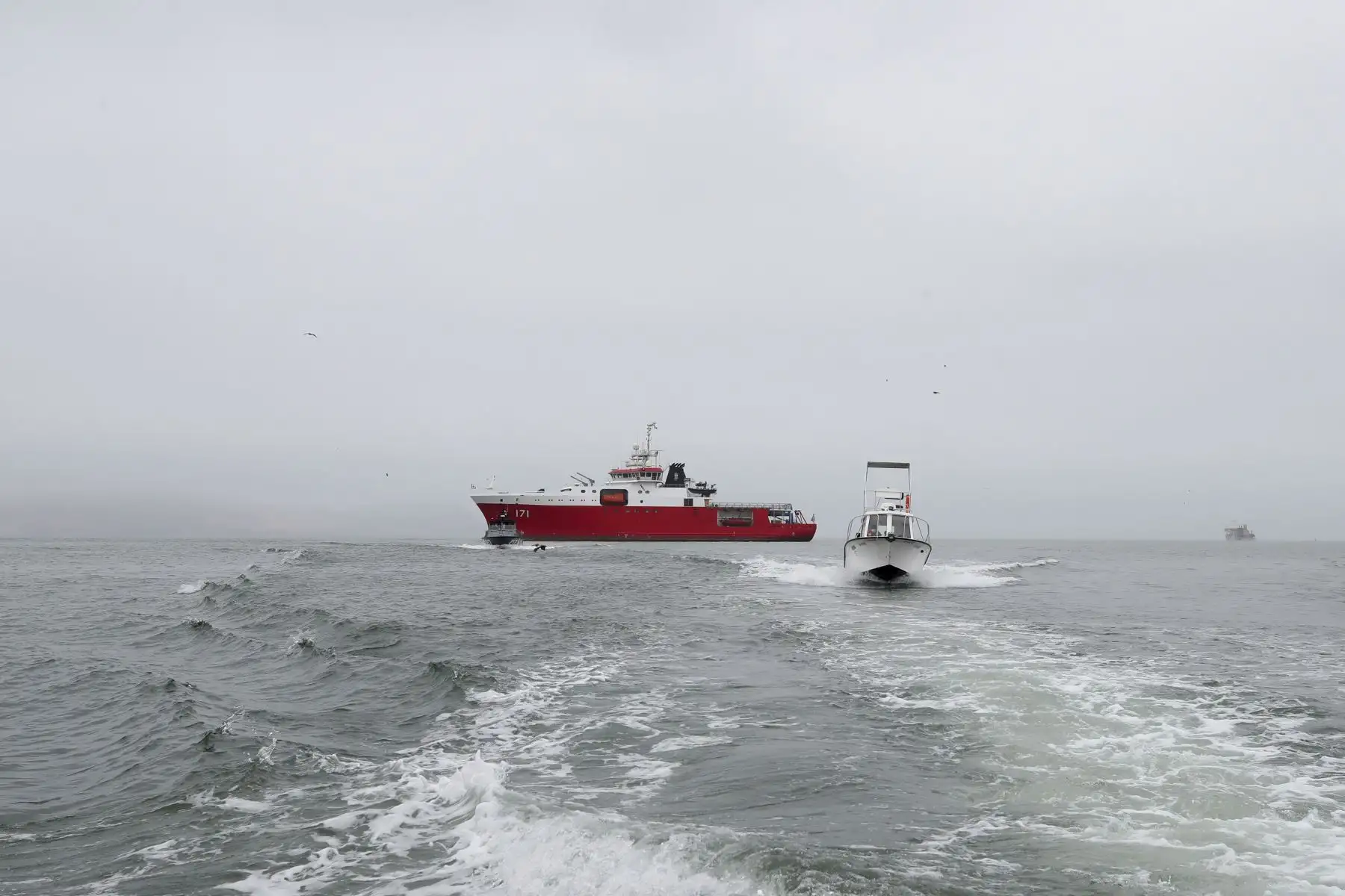 Dos modernas embarcaciones adquiridas por el Ministerio del Ambiente (Minam), fortalecerán las acciones de protección y conservación de áreas naturales marino costeras. Estas fueron presentadas por el titular del Minam, Rubén Ramírez, en el puerto del Callao. Foto: ANDINA/Minam