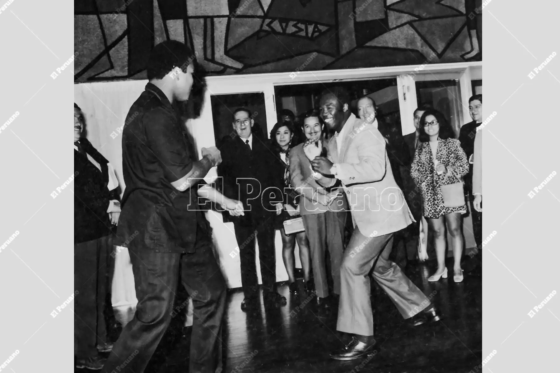 Lima - 20 setiembre 1971 / El excampeón mundial de boxeo Cassius Clay o Muhammad Ali ensaya en ataque y defensa con el ídolo peruano Mauro Mina en los pasillos del hotel Crillón. Alí hará una demostración de sus extraordinarias condiciones enfrentándose al peruano Wily de la Cruz. Foto: ANDINA/archivo