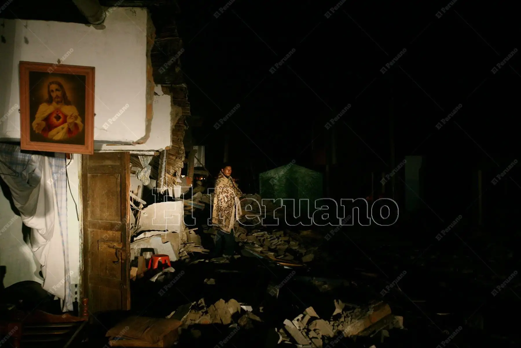 Pisco - 18 agosto 2007 / Un cuadro de Cristo acompaña en la noche los damnificados del devastador terremoto de Pisco. Foto: ANDINA/archivo