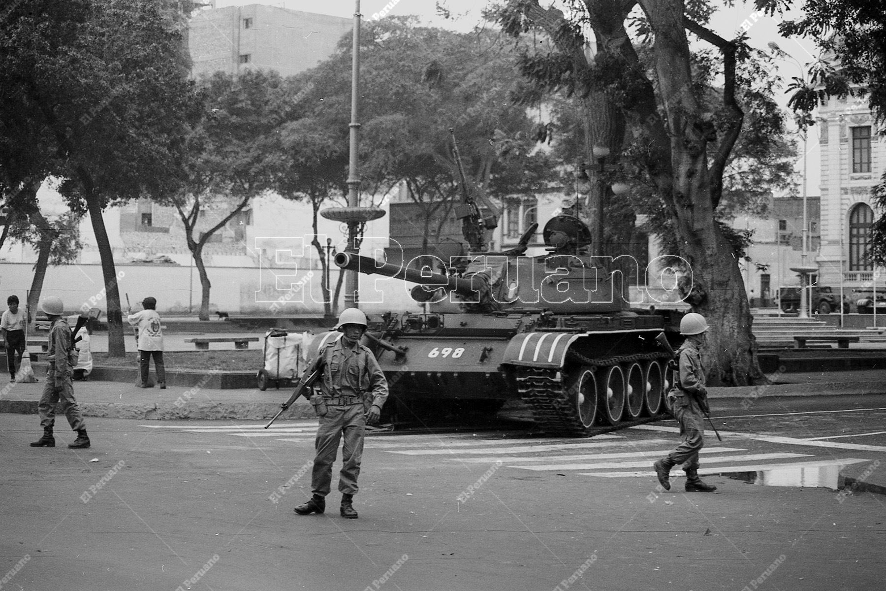 Lima - 6 abril 1992 / Tanques del Ejército y soldados toman control de las calles de Lima y de las principales instituciones públicas luego de que el presidente Albertoi Fujimori anunciara el cierre del Congreso y la vigencia  de un Gobierno  Foto: ANDINA/archivo
