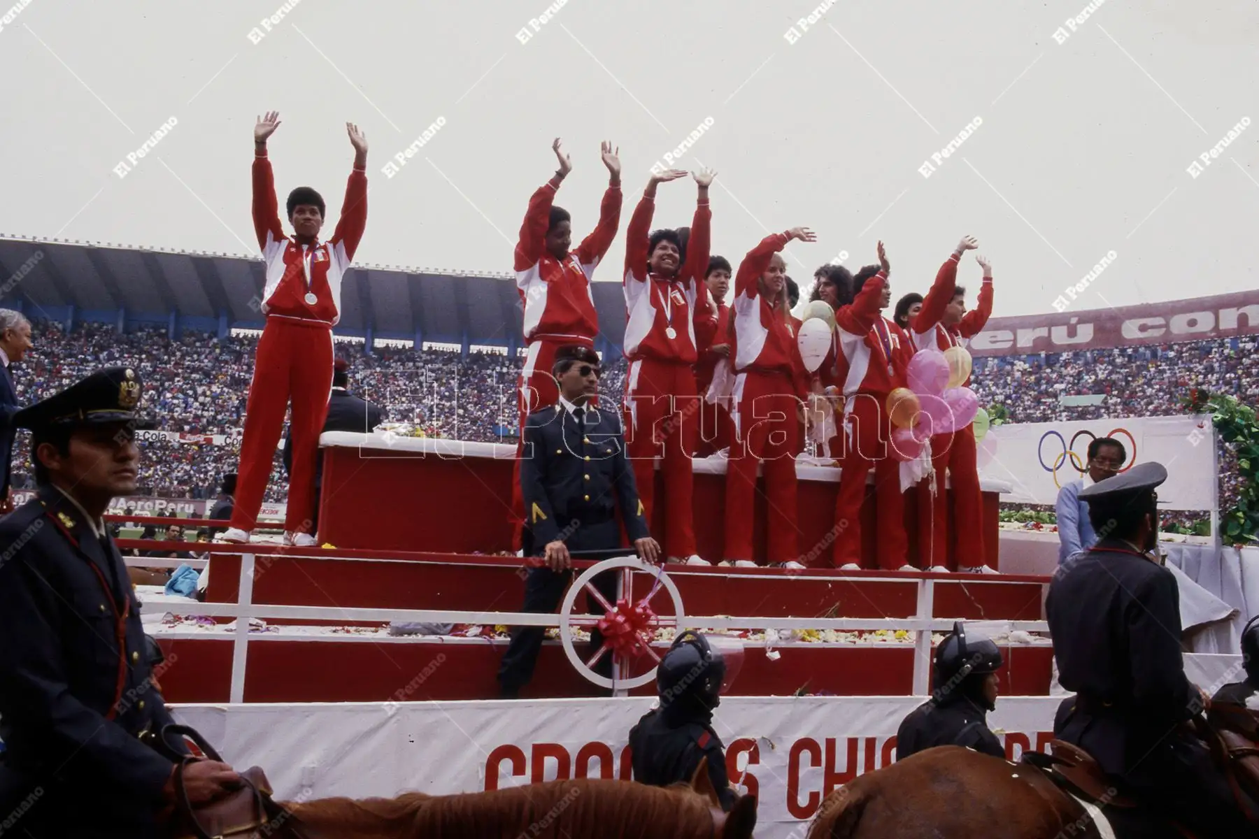 Lima - 2 octubre 1988 / Multitudinaria bienvenida en el Estadio Nacional a la selección peruana de voleibol subcampeona olímpica en los Juegos Olímpicos de Seúl 88.  Foto: ANDINA/archivo