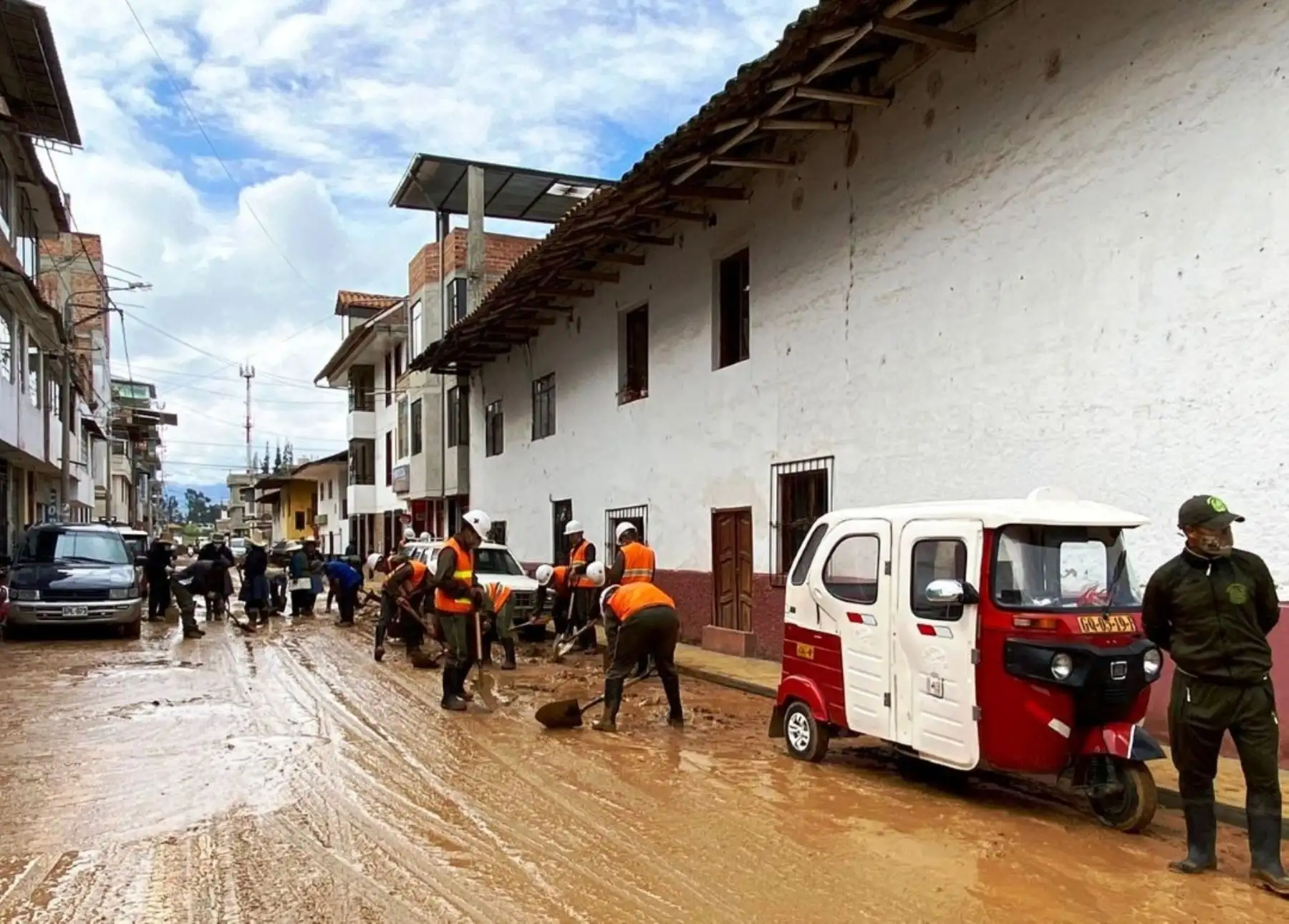 La municipalidad del distrito de Los Baños del Inca, en Cajamarca, declaró en emergencia al balneario afectado por desborde de dos quebradas a causa de las lluvias intensas que se registraron el domingo 17. ANDINA/Difusión