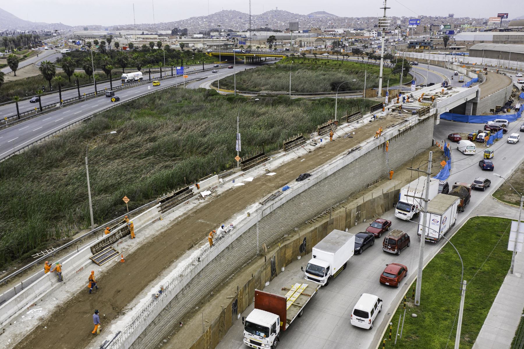 La construcción del nuevo paso a desnivel en la antigua Panamericana Sur, permitirá conectar rápidamente Chorrillos con Villa El Salvador. Foto: ANDINA/Difusión