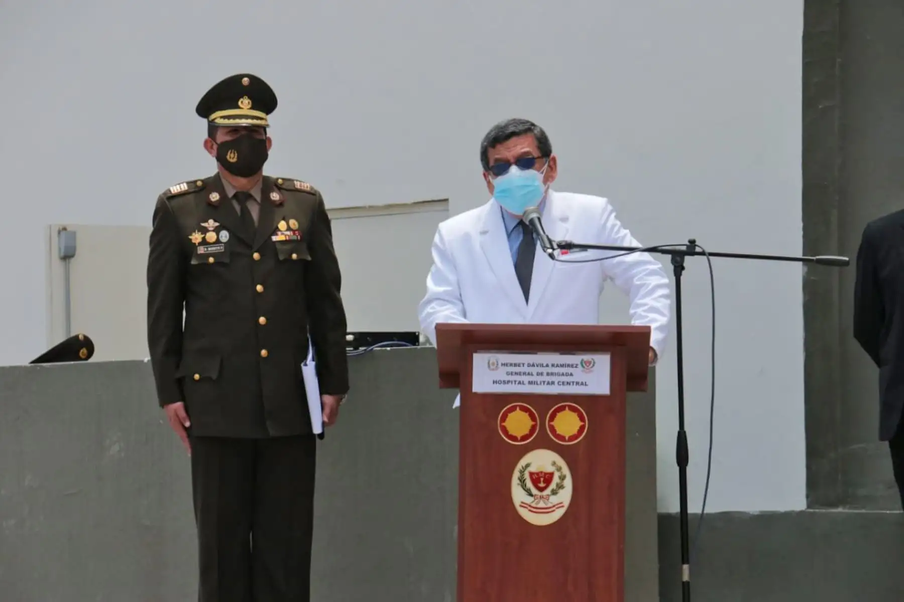 En el Hospital Militar Central se rindió un homenaje a los médicos y personal asistencial militar fallecido prestando servicios para enfrentar la COVID-19. El ministro de salud, Hernando Cevallos, destacó el apoyo brindado por las Fuerzas Armadas en la lucha contra la pandemia. Foto: ANDINA/ MINSA
