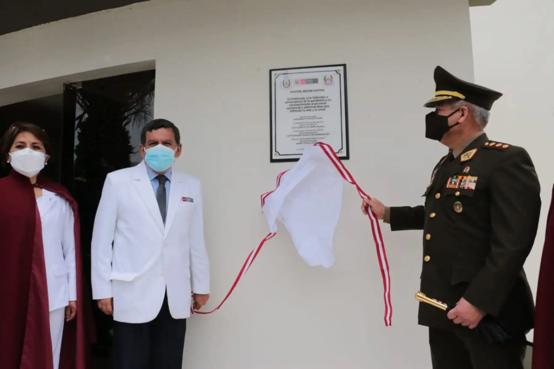 En el Hospital Militar Central se rindió un homenaje a los médicos y personal asistencial militar fallecido prestando servicios para enfrentar la COVID-19. El ministro de salud, Hernando Cevallos, destacó el apoyo brindado por las Fuerzas Armadas en la lucha contra la pandemia. Foto: ANDINA/ MINSA